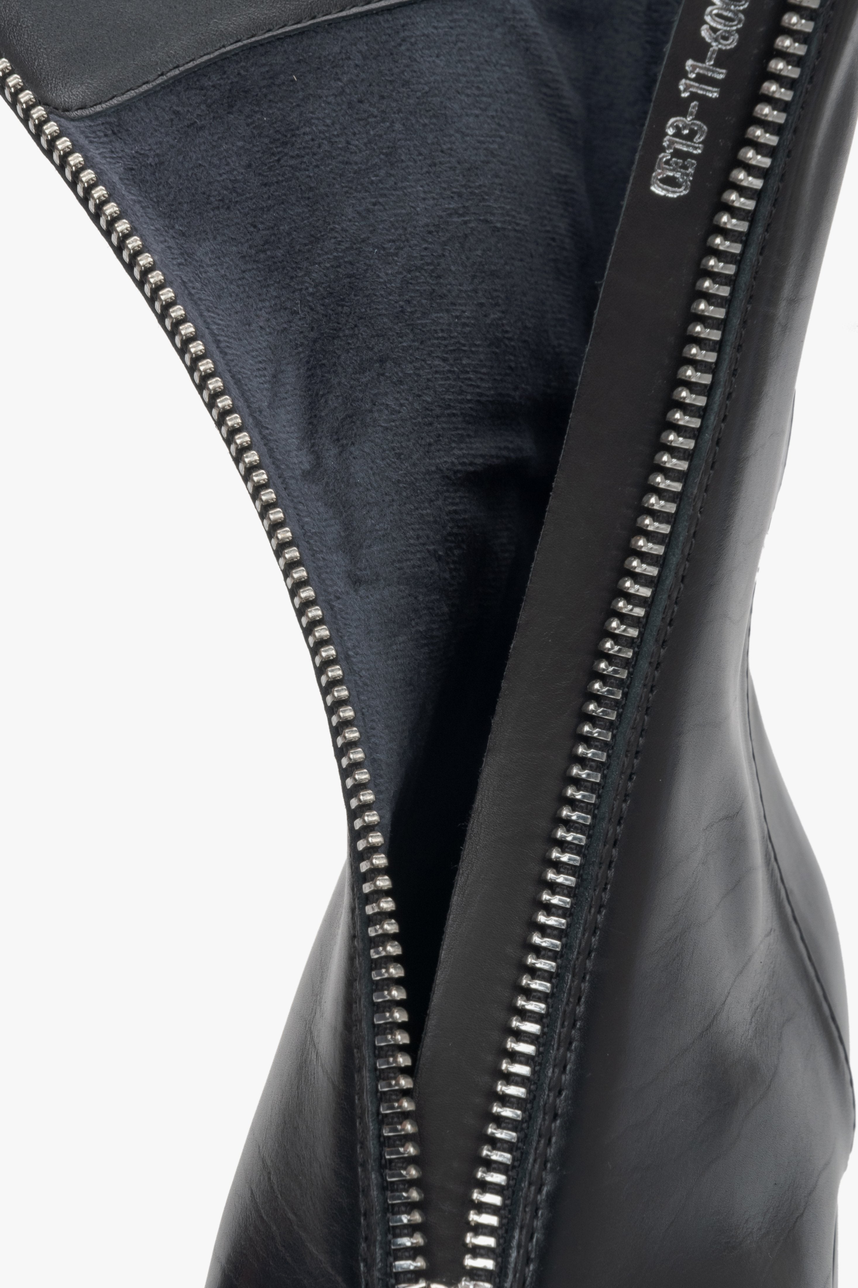 Elegante Damen-Stiefeletten in Schwarz aus echtem Leder mit niedrigem Absatz von Estro – Nahaufnahme der Details.