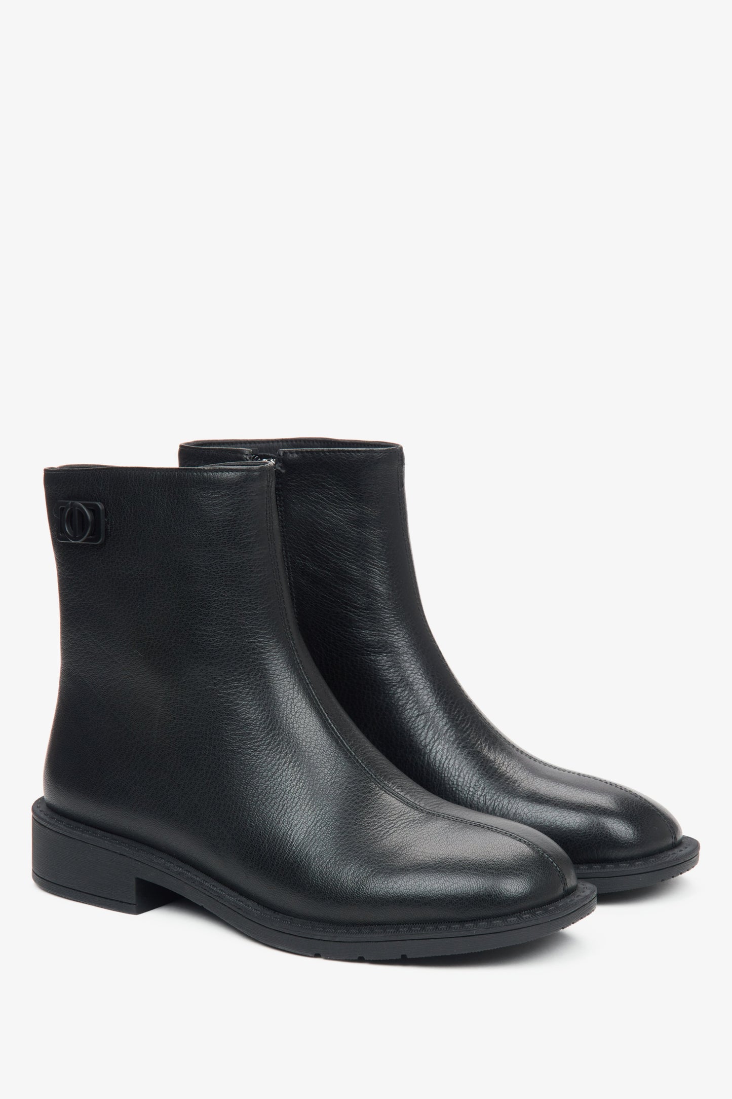 Schwarze Damen-Stiefeletten aus echtem Leder mit leichter Isolierung von Estro – Nahaufnahme der Schuhspitze und der Seitenlinie.
