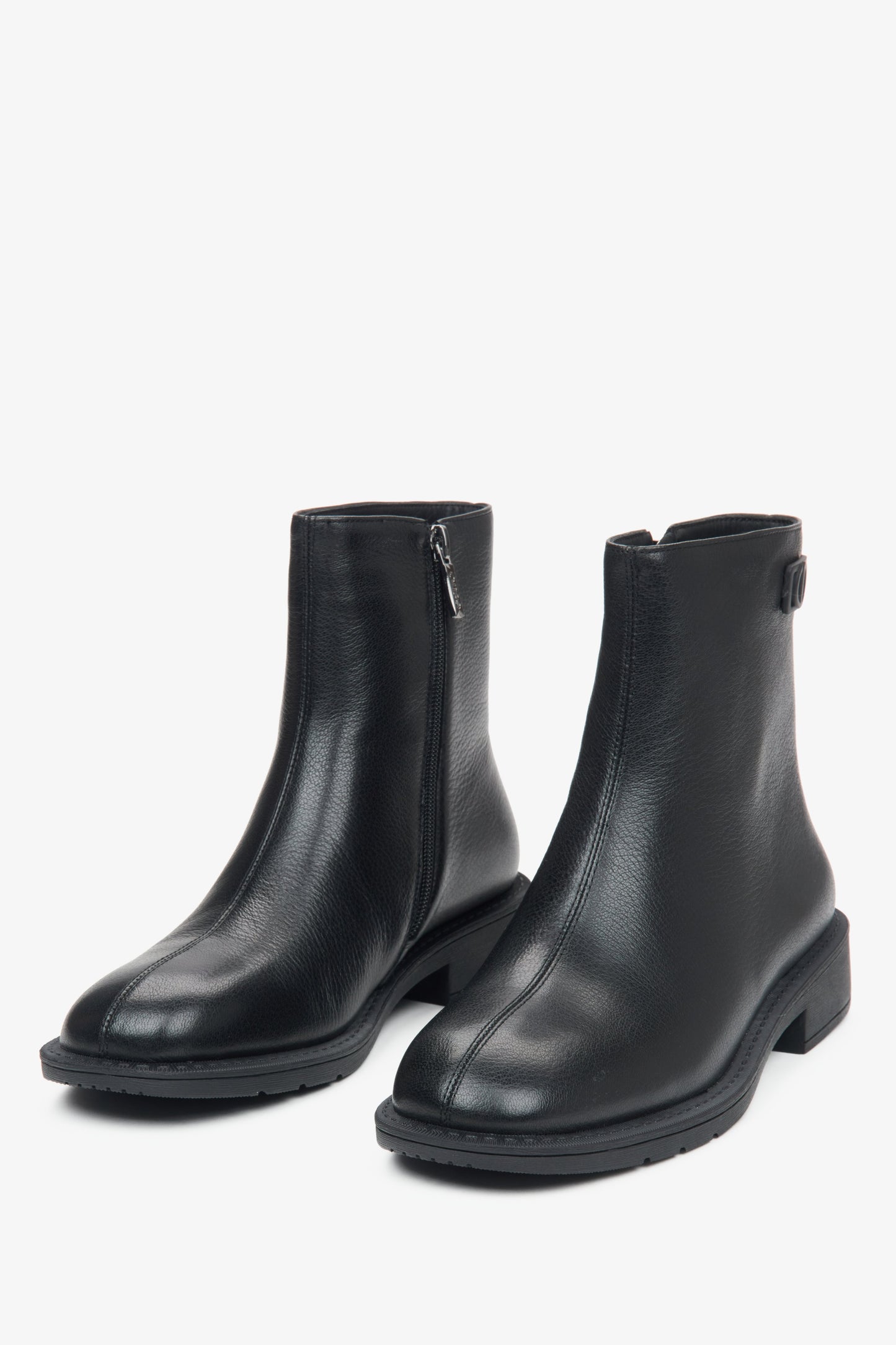 Schwarze Damen-Stiefeletten mit leichter Isolierung aus echtem Leder von Estro – Vorderansicht des Modells.