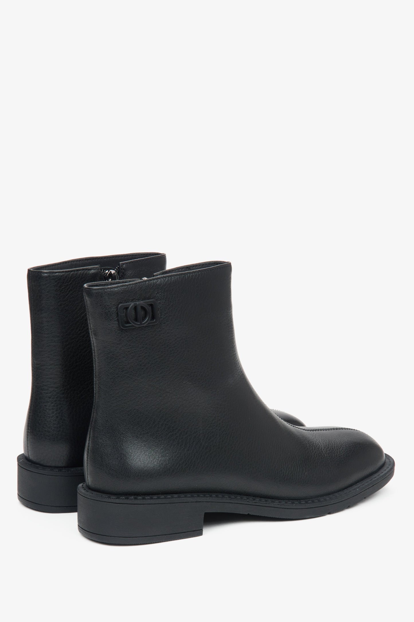 Schwarze Damen-Stiefeletten aus echtem Leder mit leichter Isolierung von Estro – Nahaufnahme der Seitenlinie und des Absatzes.