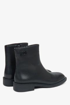 Schwarze Damen-Stiefeletten aus echtem Leder mit leichter Isolierung von Estro – Nahaufnahme der Seitenlinie und des Absatzes.