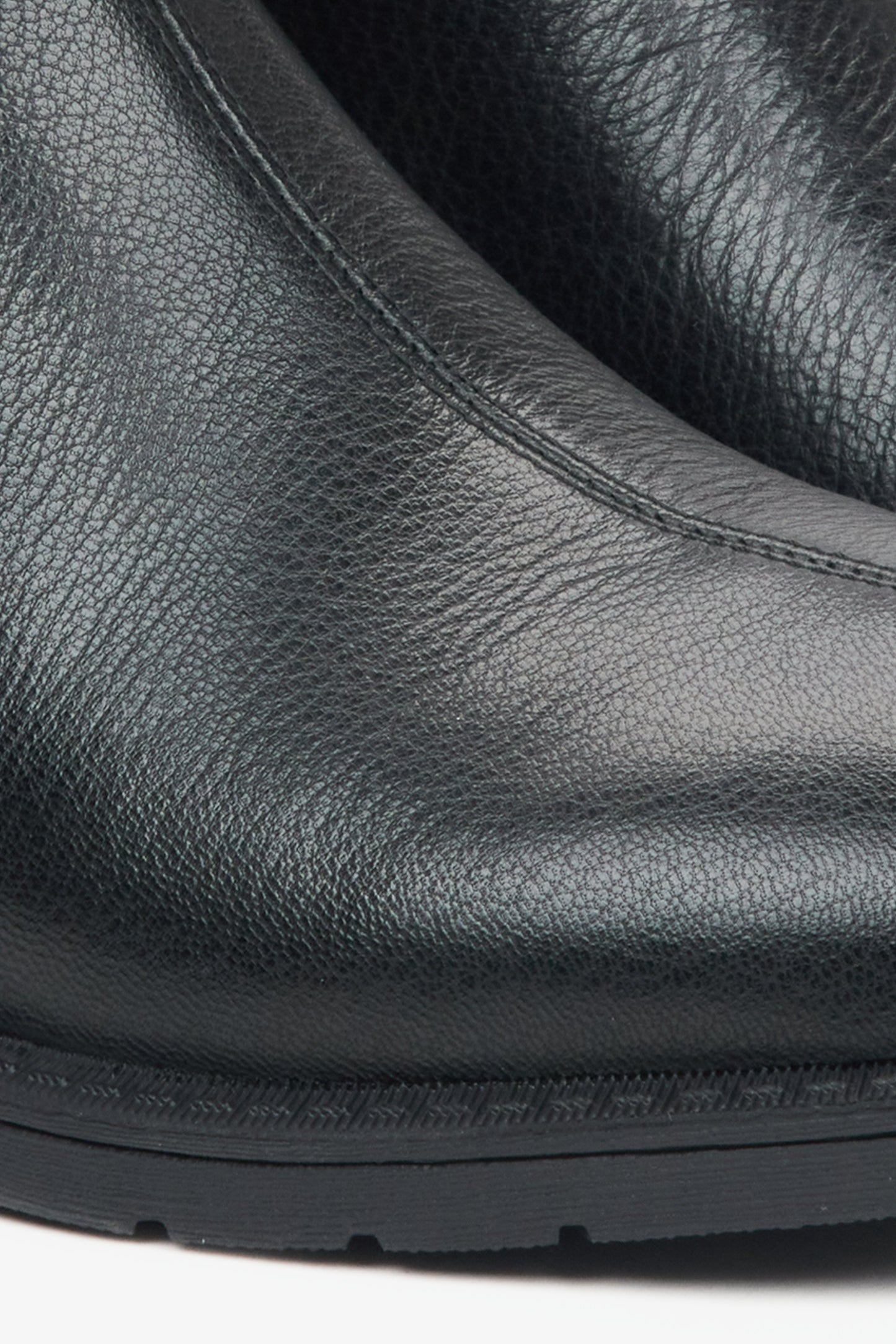 Damen-Stiefeletten in Schwarz aus echtem Leder mit leichter Isolierung von Estro – Nahaufnahme des Innenraums des Modells.