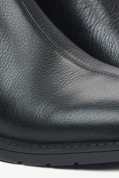 Damen-Stiefeletten in Schwarz aus echtem Leder mit leichter Isolierung von Estro – Nahaufnahme des Innenraums des Modells.