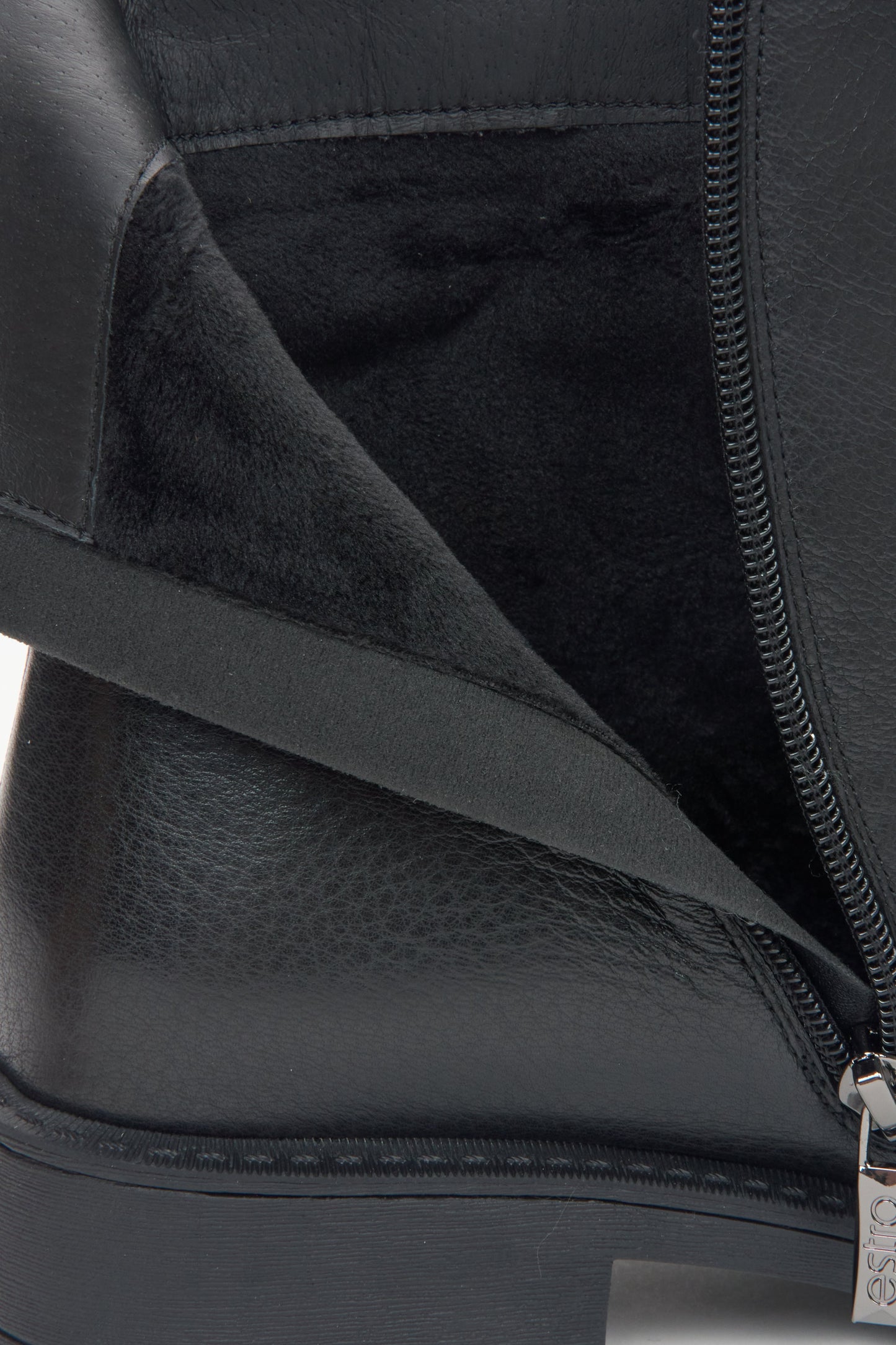 Schwarze Damen-Stiefeletten aus echtem Leder mit leichter Isolierung von Estro – Details.