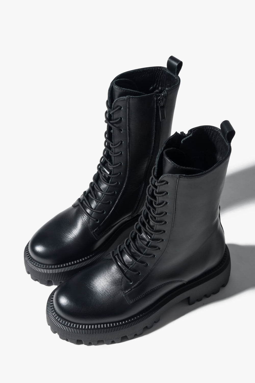 Schwarze Damen-Stiefelette aus edlem italienischem Echtleder mit hohem Schaft Estro ER00115925.