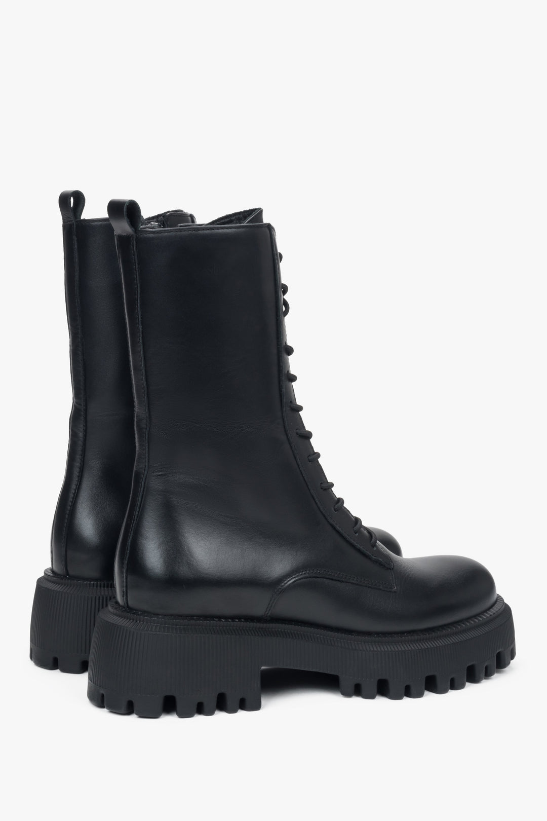 Die Estro Plateau-Stiefelette ER00111495 – modernes Design trifft auf italienische Premium-Qualität.