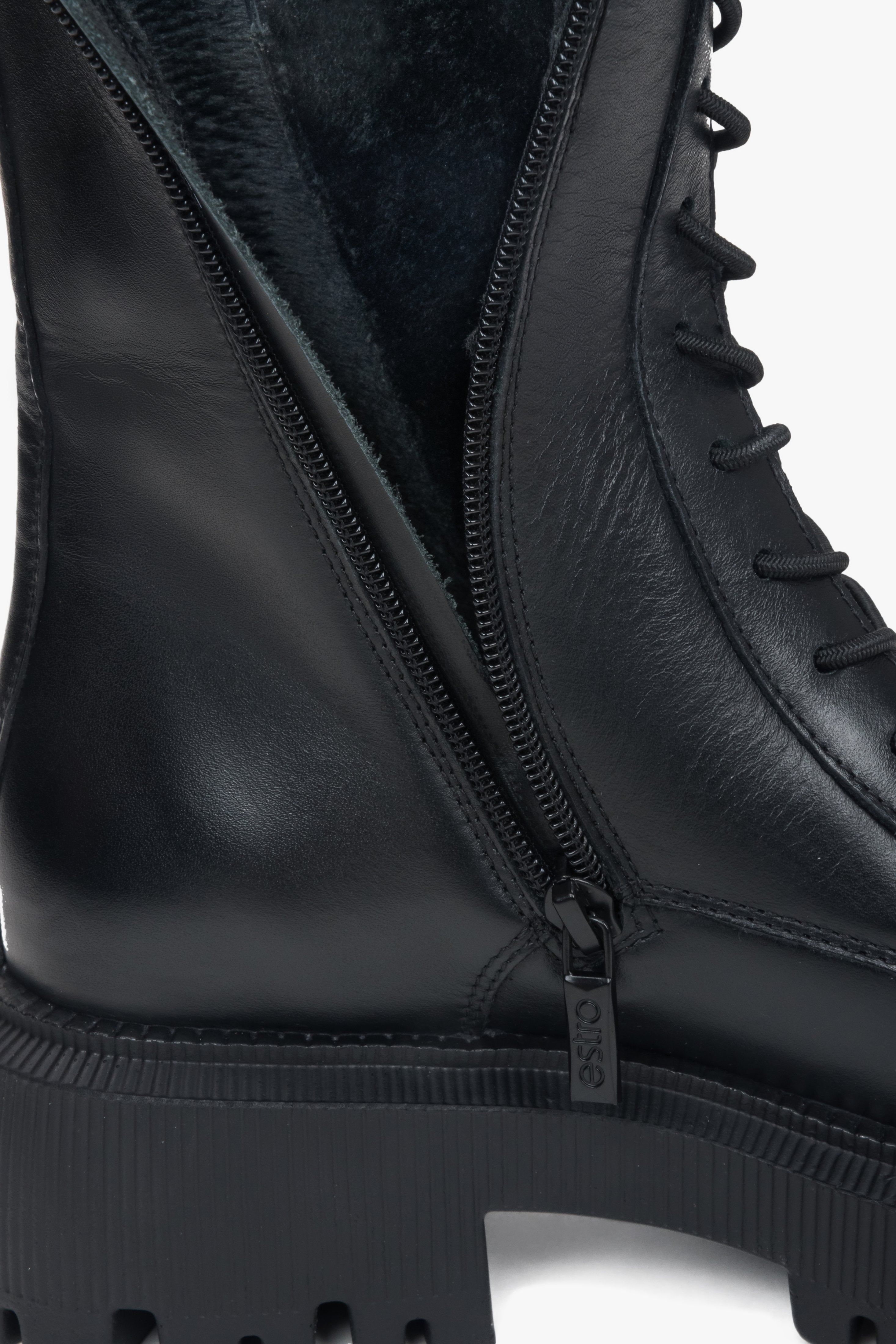 Gewinnen Sie an Höhe und Selbstvertrauen mit diesen trendigen und komfortablen Plateau-Boots.