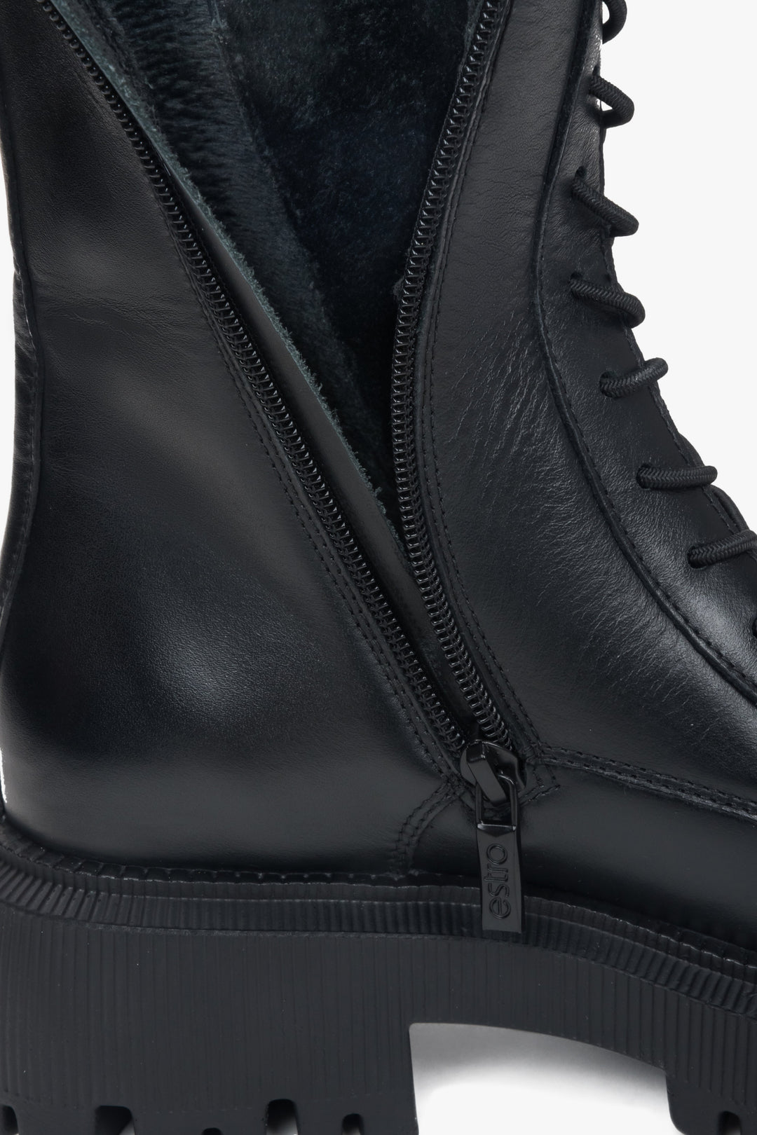 Gewinnen Sie an Höhe und Selbstvertrauen mit diesen trendigen und komfortablen Plateau-Boots.