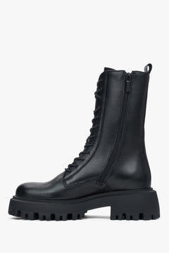 Ein Paar schwarze Lederstiefeletten mit einer klobigen Plateausohle und seitlichem Reißverschluss.