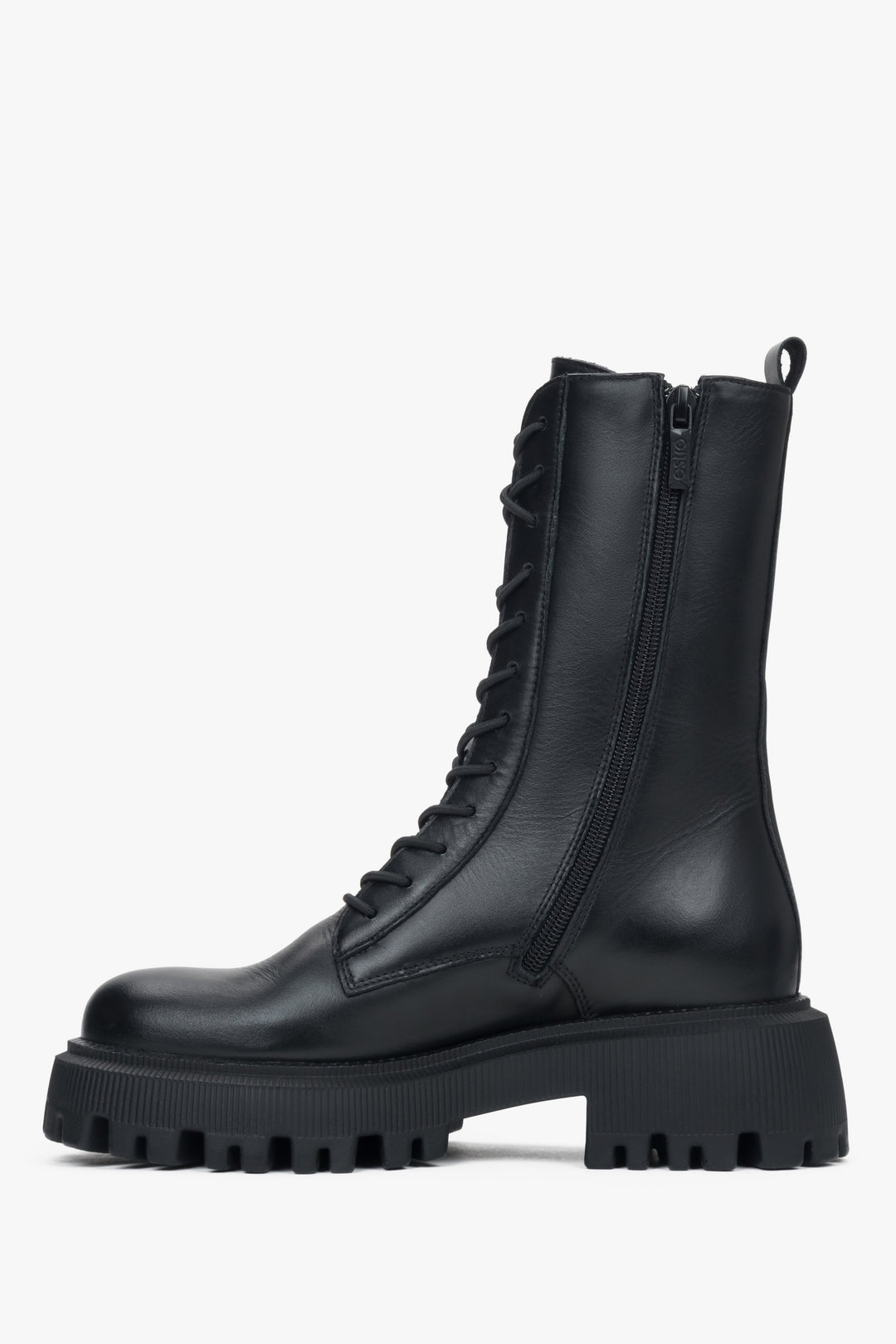 Ein Paar schwarze Lederstiefeletten mit einer klobigen Plateausohle und seitlichem Reißverschluss.