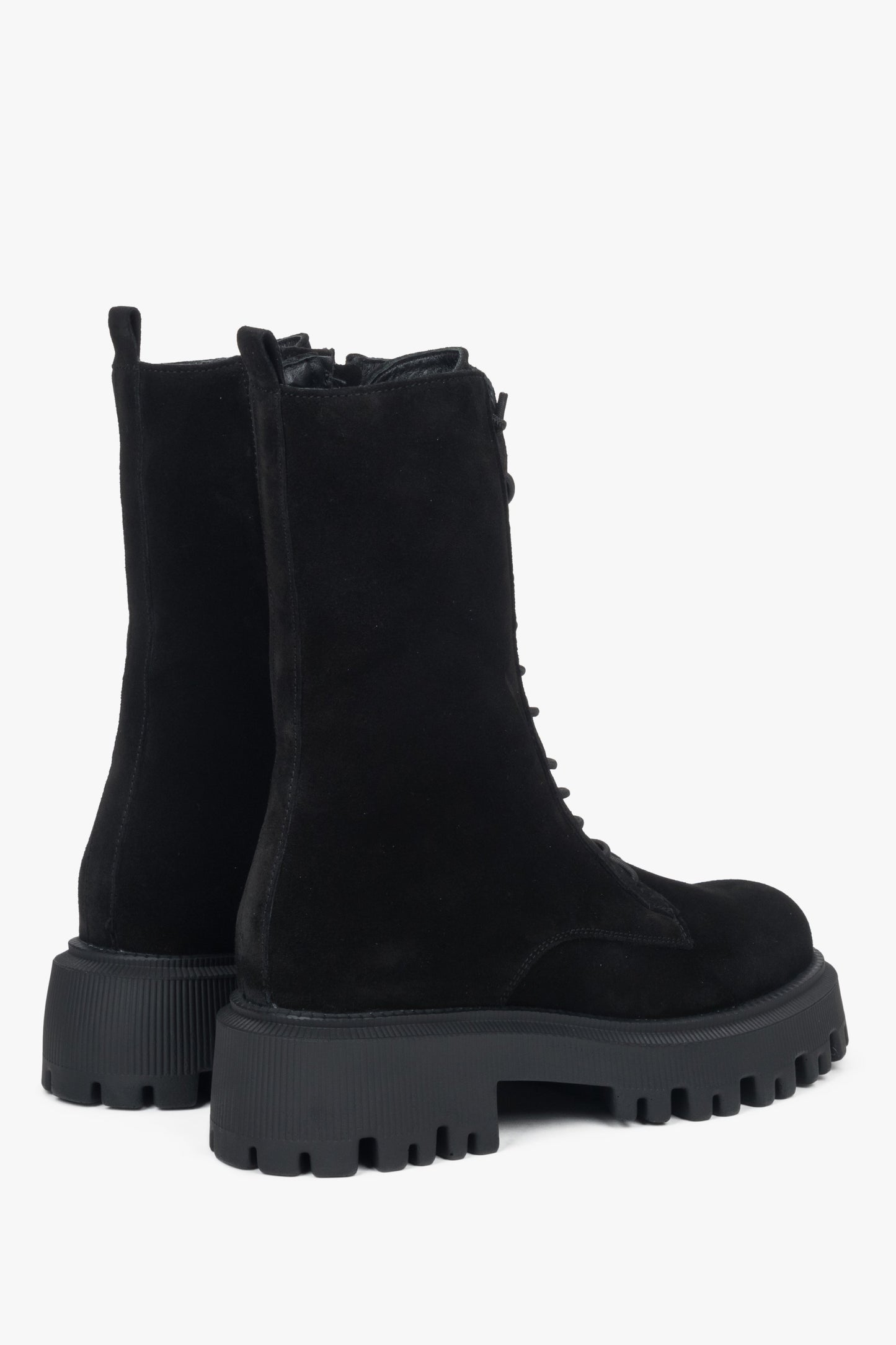 Hohe schwarze Combat-Boots von Estro, gefertigt aus weichem Premium-Echtvelours.