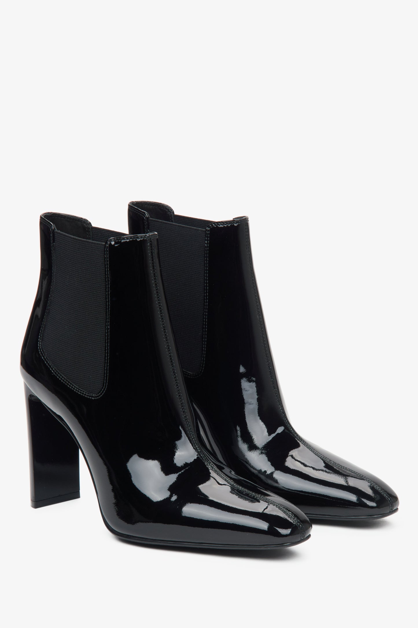 Elegante schwarze Stiefeletten aus echtem Lackleder mit hohem Blockabsatz von Estro – Nahaufnahme der Schuhspitze und der Seitenlinie.