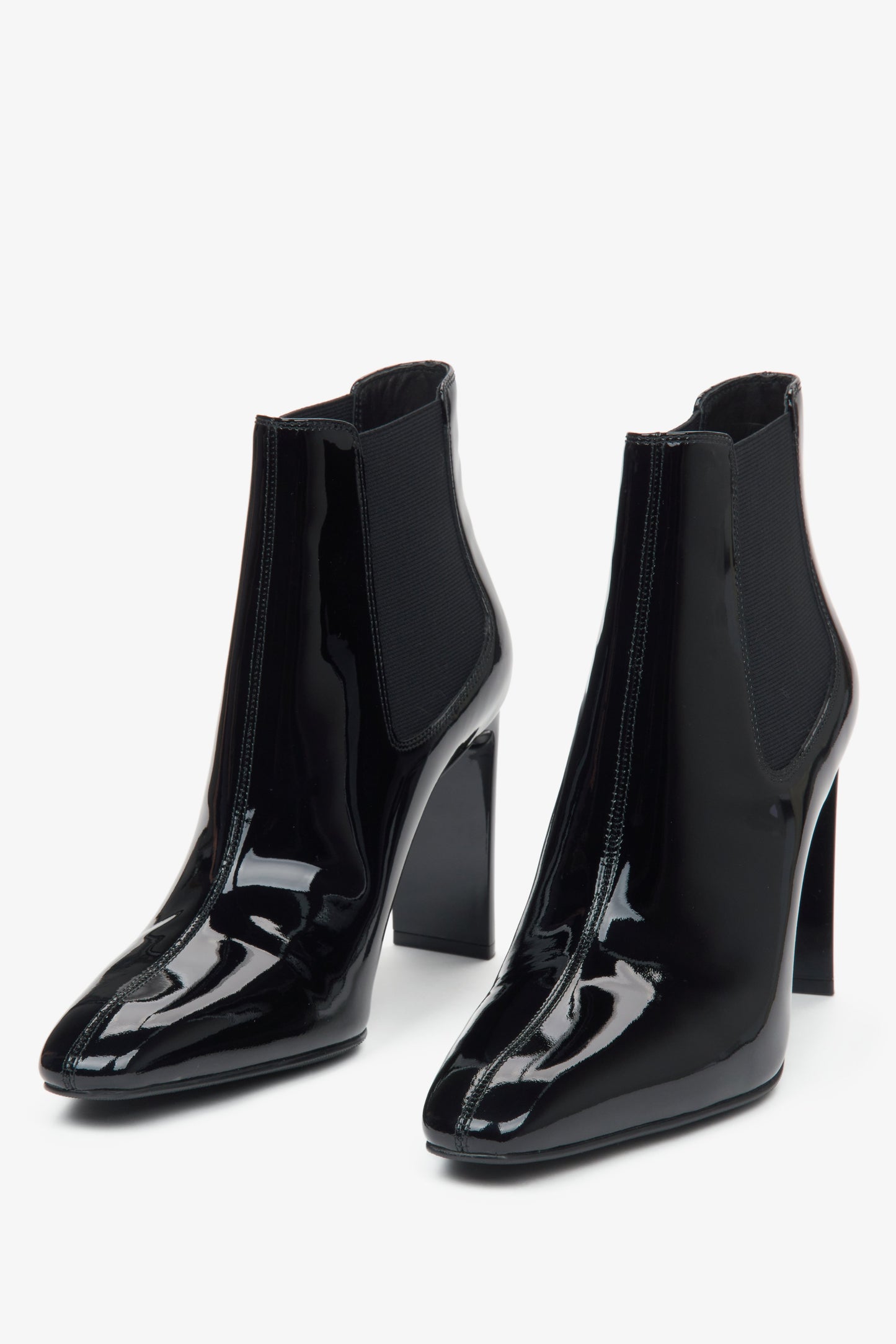 Schwarze Damen-Stiefeletten aus echtem Lackleder mit hohem Blockabsatz von Estro – Vorderansicht des Modells.