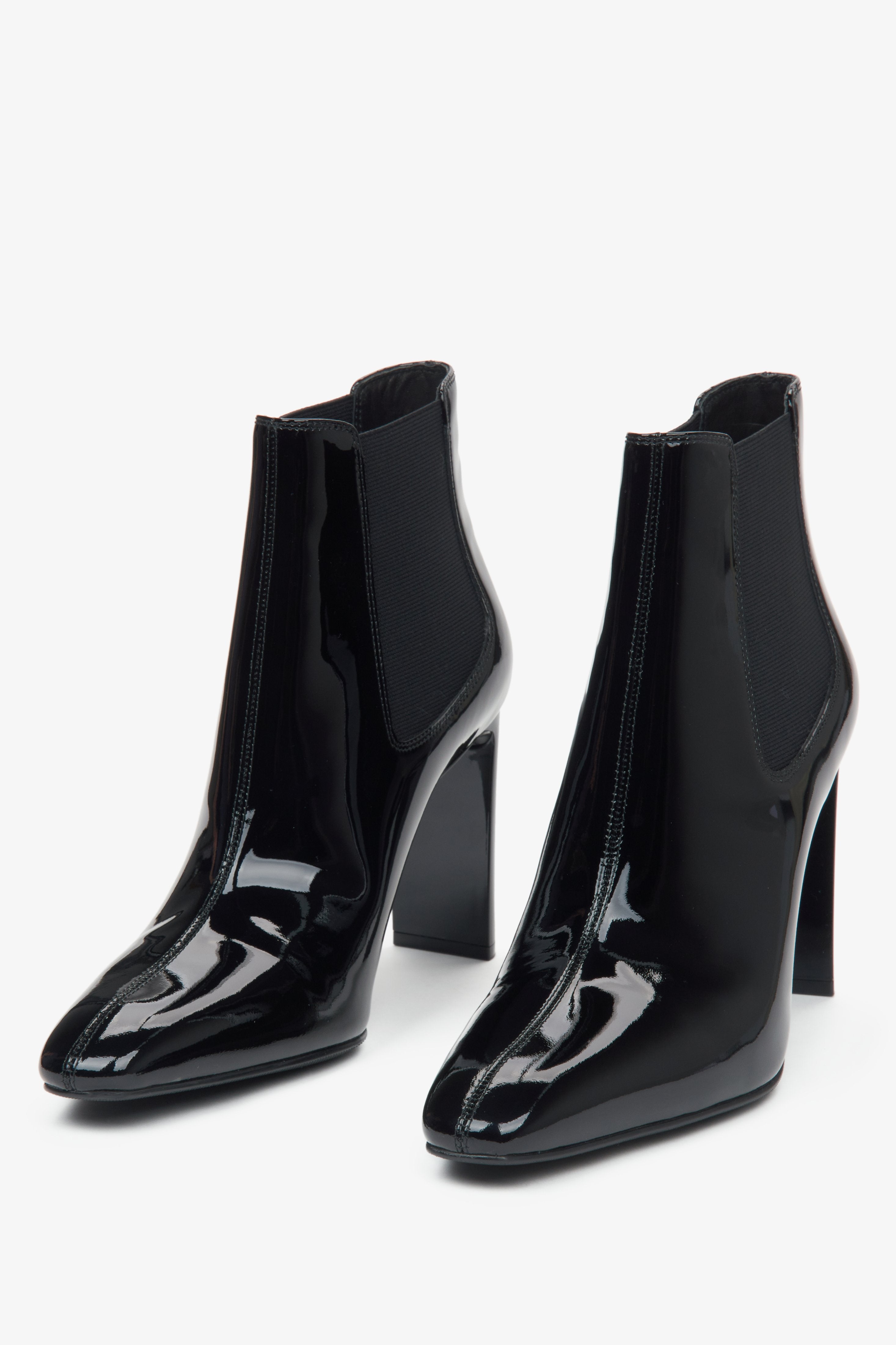 Schwarze Damen-Stiefeletten aus echtem Lackleder mit hohem Blockabsatz von Estro – Vorderansicht des Modells.