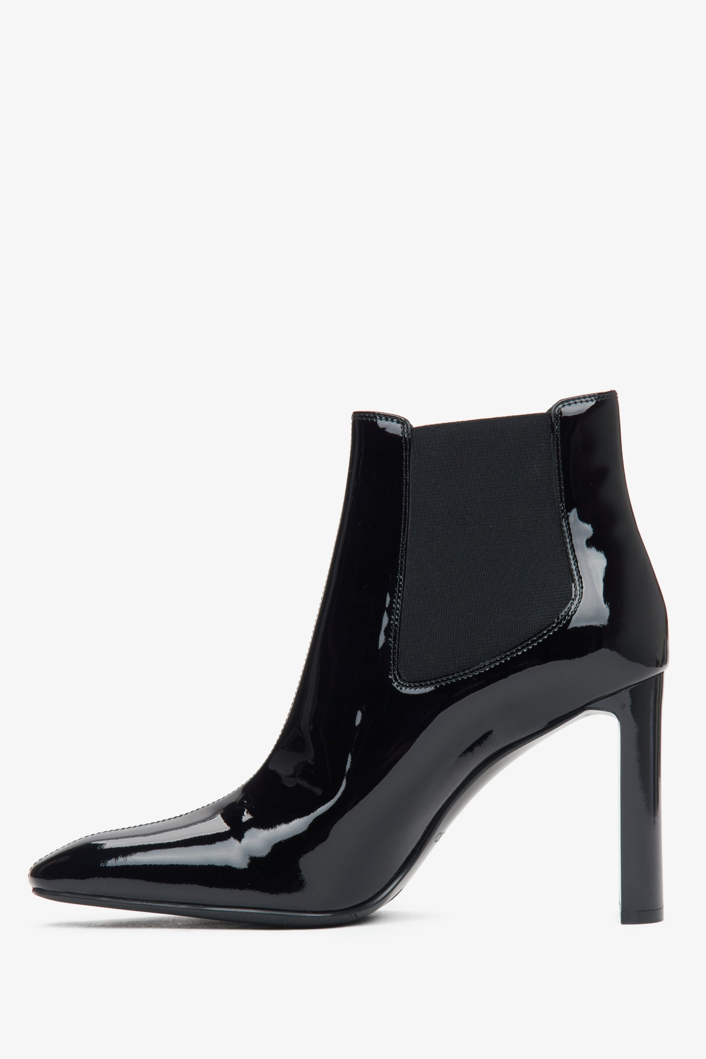 Stilvolle schwarze Stiefeletten aus echtem Lackleder mit hohem Blockabsatz von Estro – Seitenprofil des Schuhs.