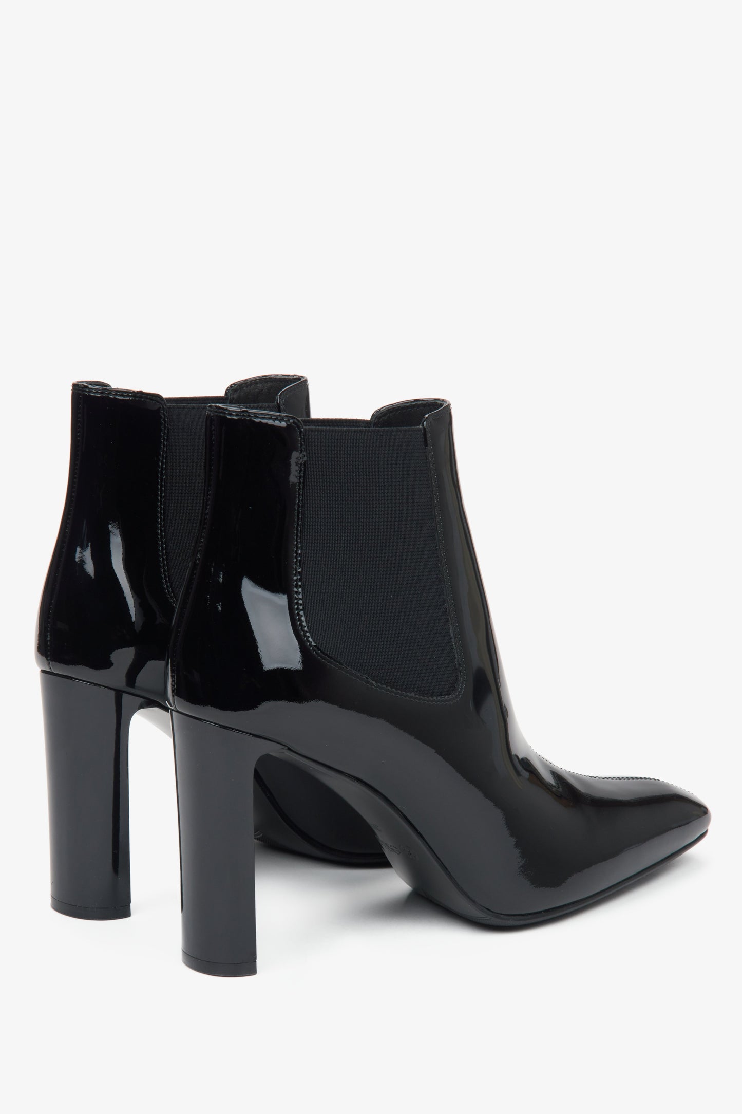 Schwarze Damen-Stiefeletten mit Blockabsatz aus echtem Lackleder von Estro – Nahaufnahme des Absatzes.