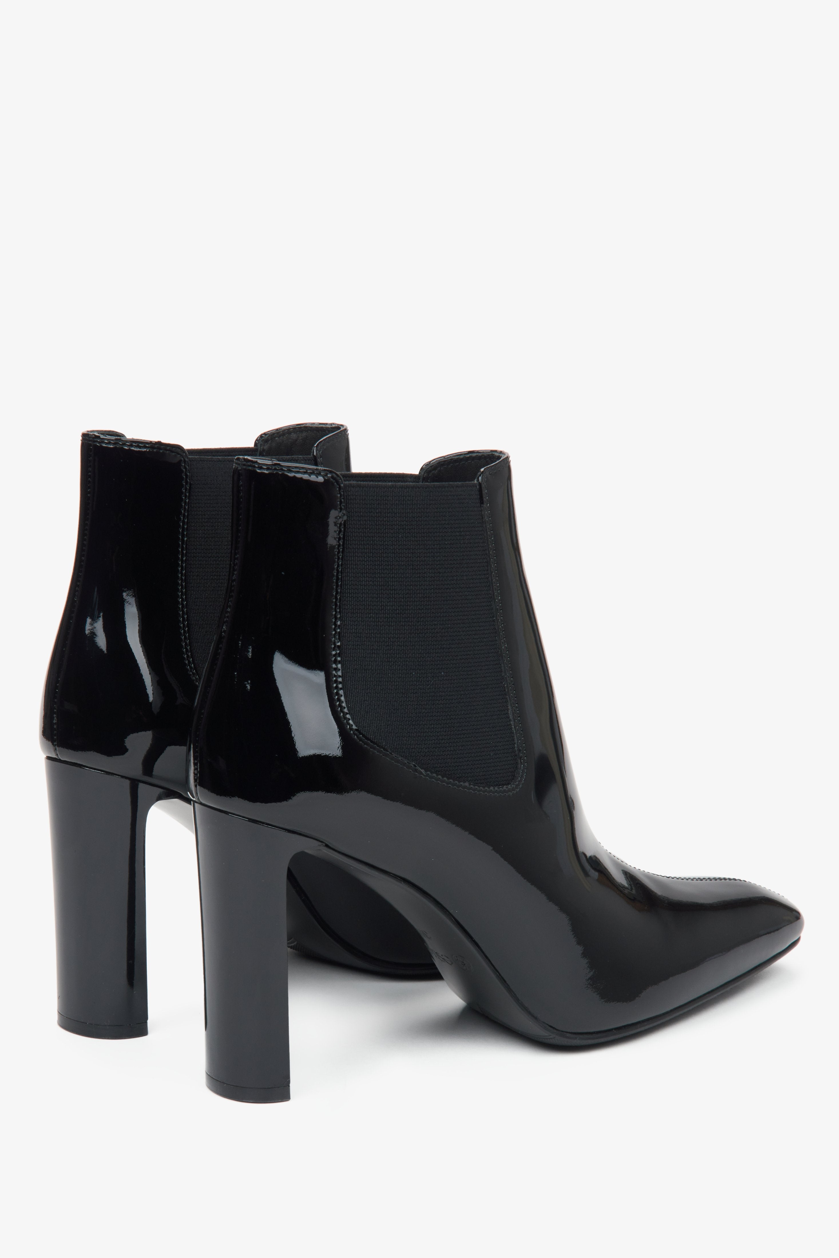 Schwarze Damen-Stiefeletten mit Blockabsatz aus echtem Lackleder von Estro – Nahaufnahme des Absatzes.