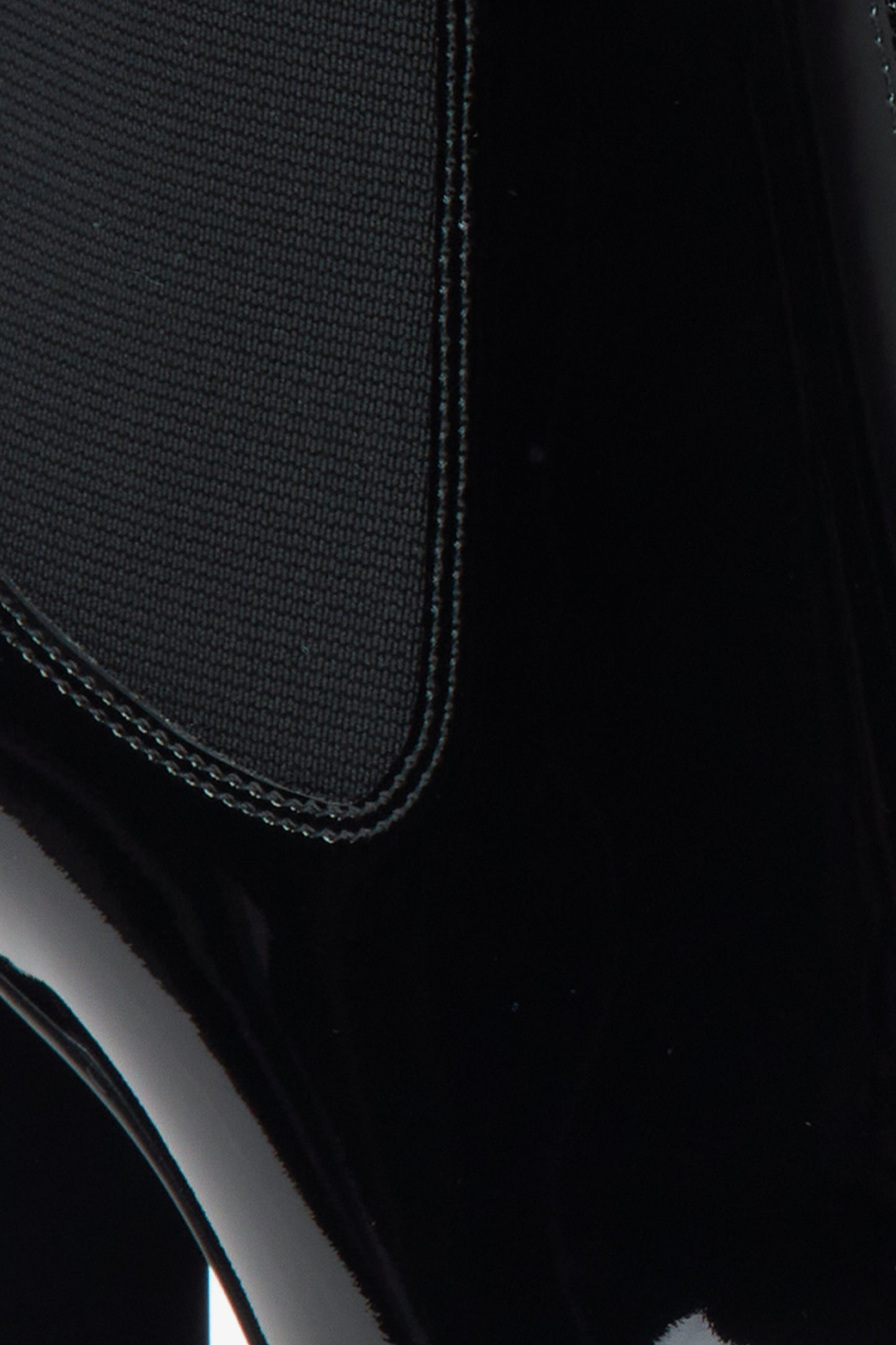Schwarze Stiefeletten aus echtem Lackleder mit hohem Blockabsatz – Details.