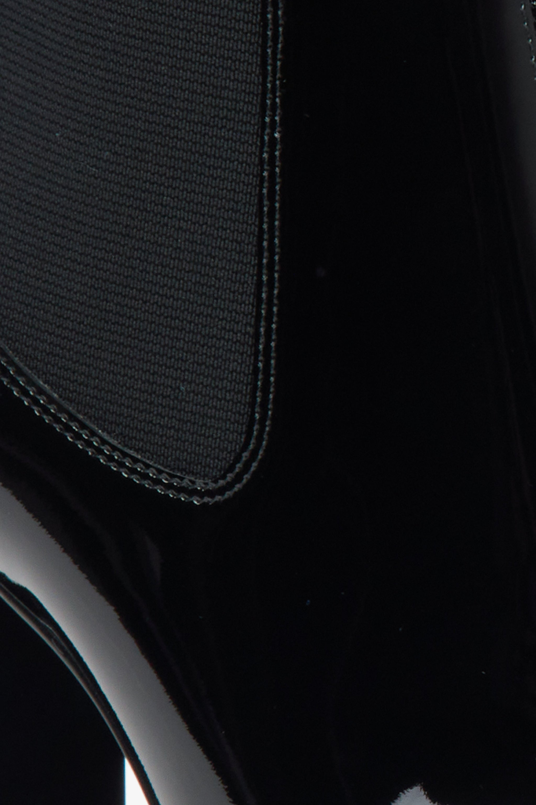 Schwarze Stiefeletten aus echtem Lackleder mit hohem Blockabsatz – Details.
