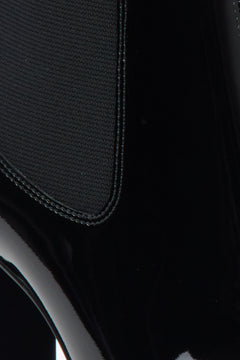 Schwarze Stiefeletten aus echtem Lackleder mit hohem Blockabsatz – Details.