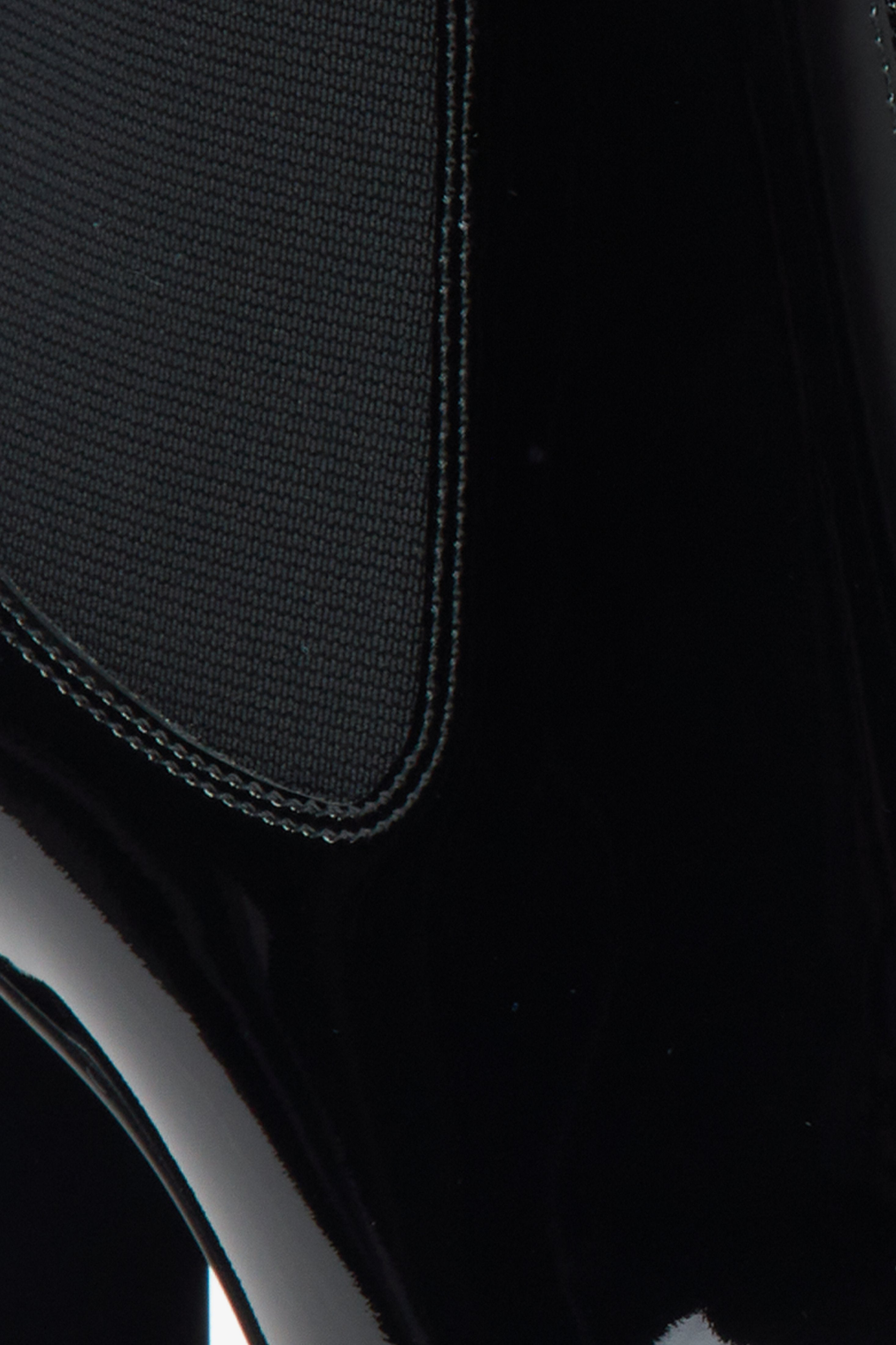 Schwarze Stiefeletten aus echtem Lackleder mit hohem Blockabsatz – Details.