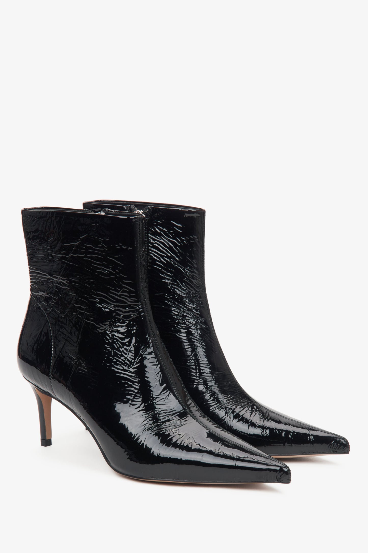Damen-Lacklederstiefeletten in Schwarz von Estro mit Stilettoabsatz.