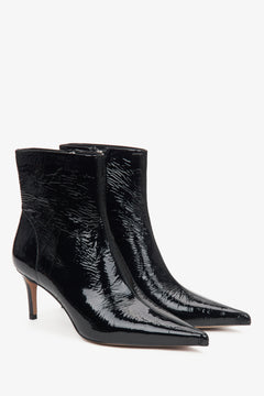 Damen-Lacklederstiefeletten in Schwarz von Estro mit Stilettoabsatz.