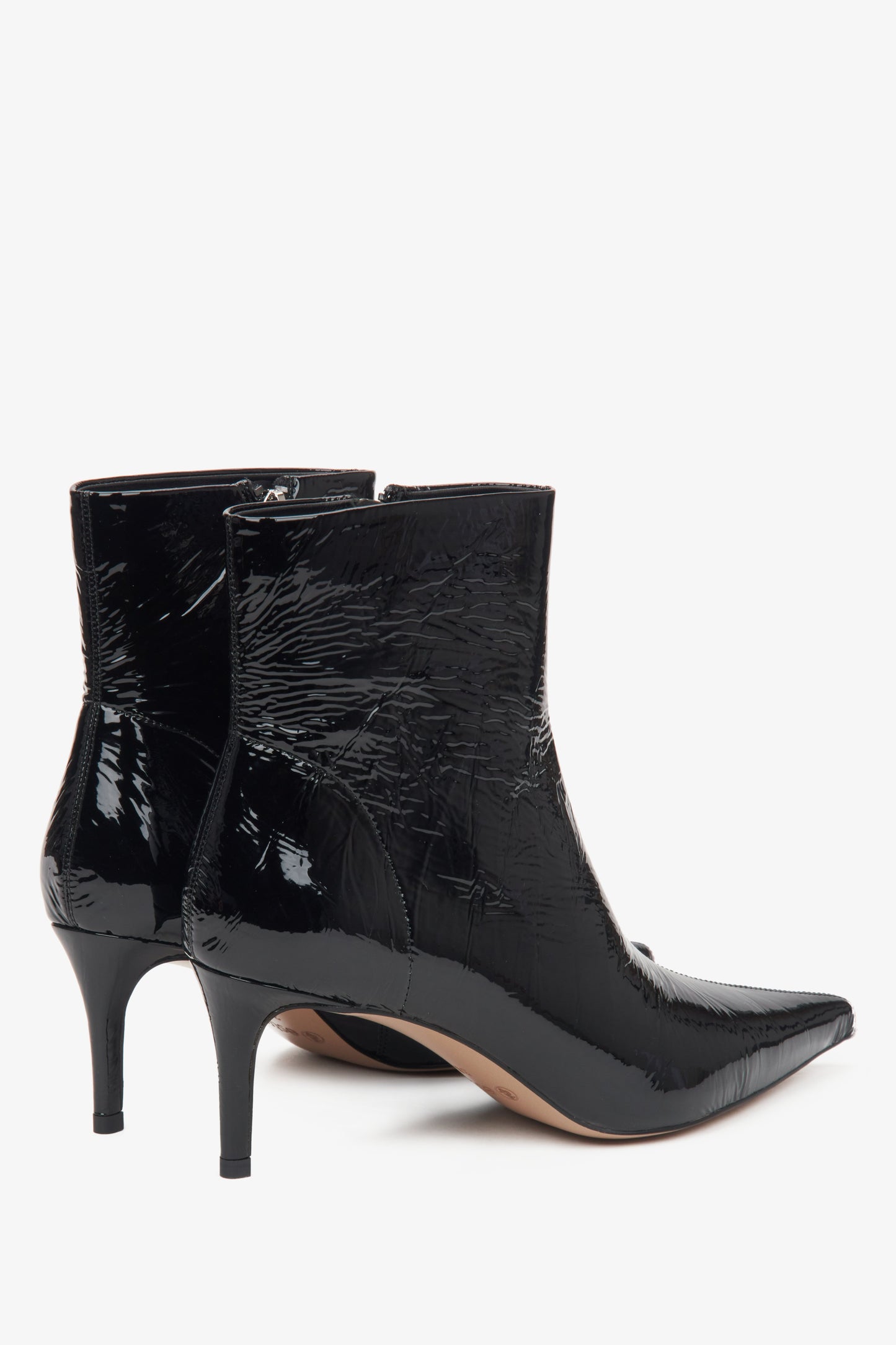 Damen-Lacklederstiefeletten in Schwarz aus echtem Leder von Estro – Nahaufnahme des Absatzes und der Seitenlinie des Schuhs.
