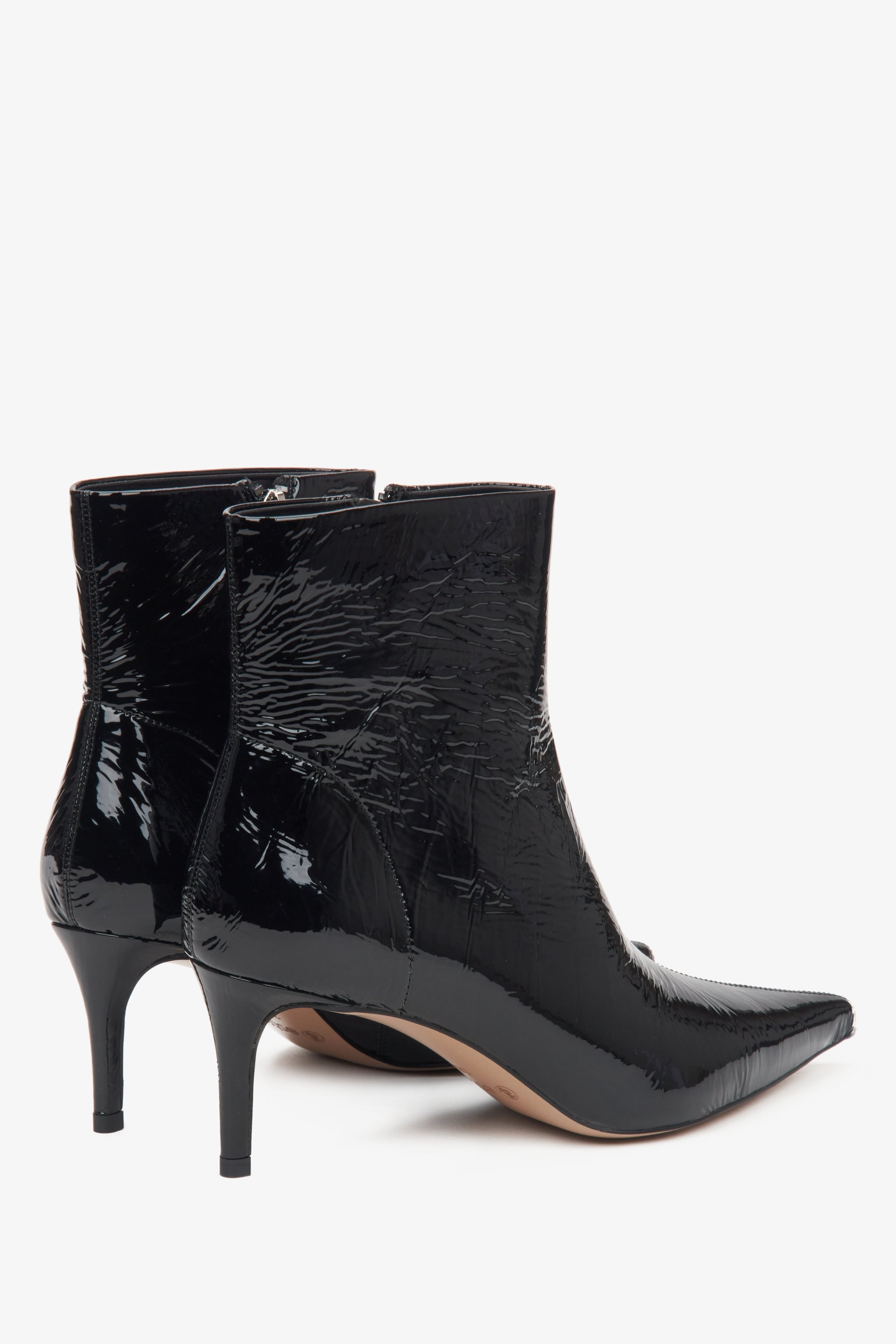 Damen-Lacklederstiefeletten in Schwarz aus echtem Leder von Estro – Nahaufnahme des Absatzes und der Seitenlinie des Schuhs.
