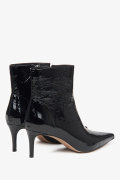Damen-Lacklederstiefeletten in Schwarz aus echtem Leder von Estro – Nahaufnahme des Absatzes und der Seitenlinie des Schuhs.