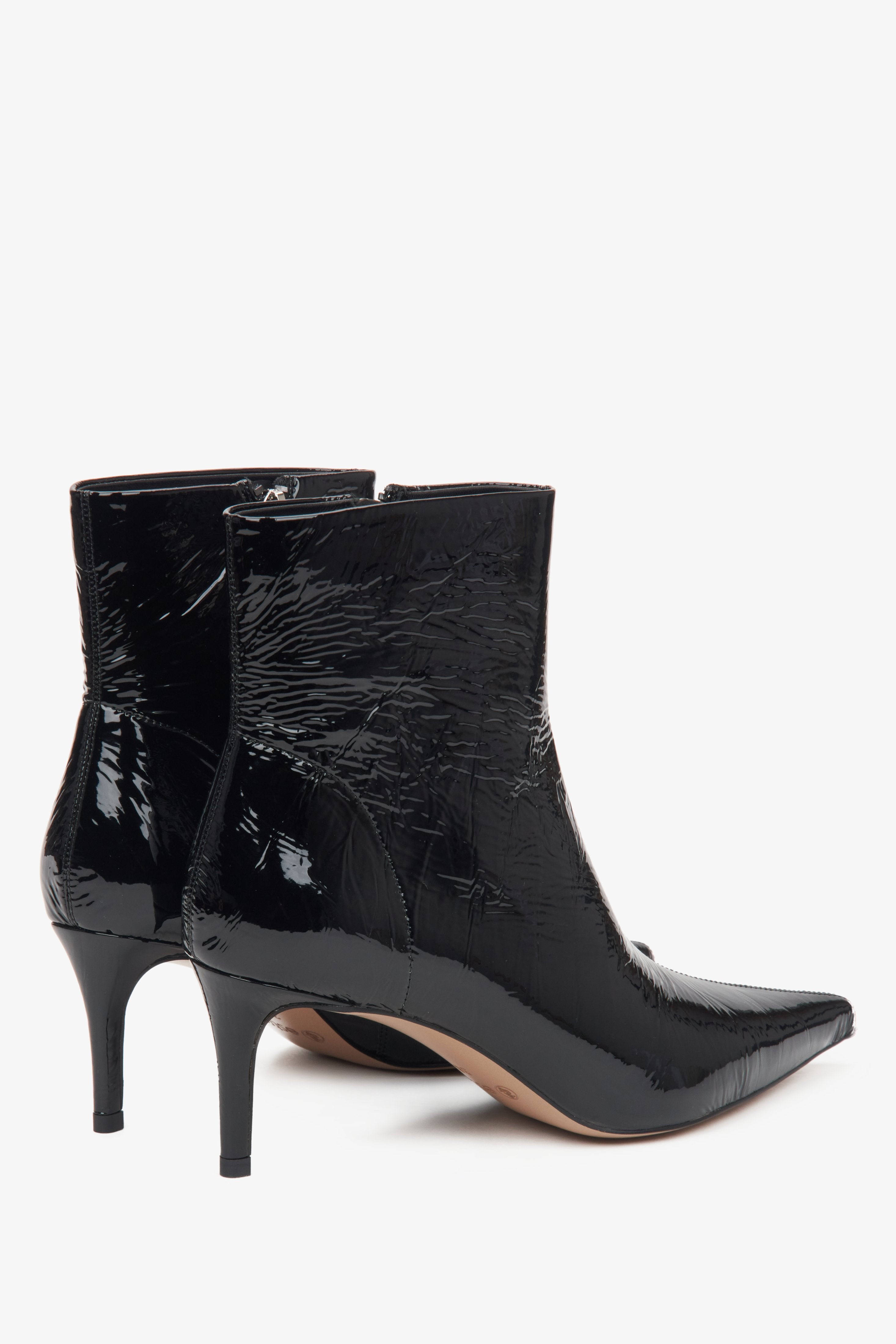 Damen-Lacklederstiefeletten in Schwarz aus echtem Leder von Estro – Nahaufnahme des Absatzes und der Seitenlinie des Schuhs.