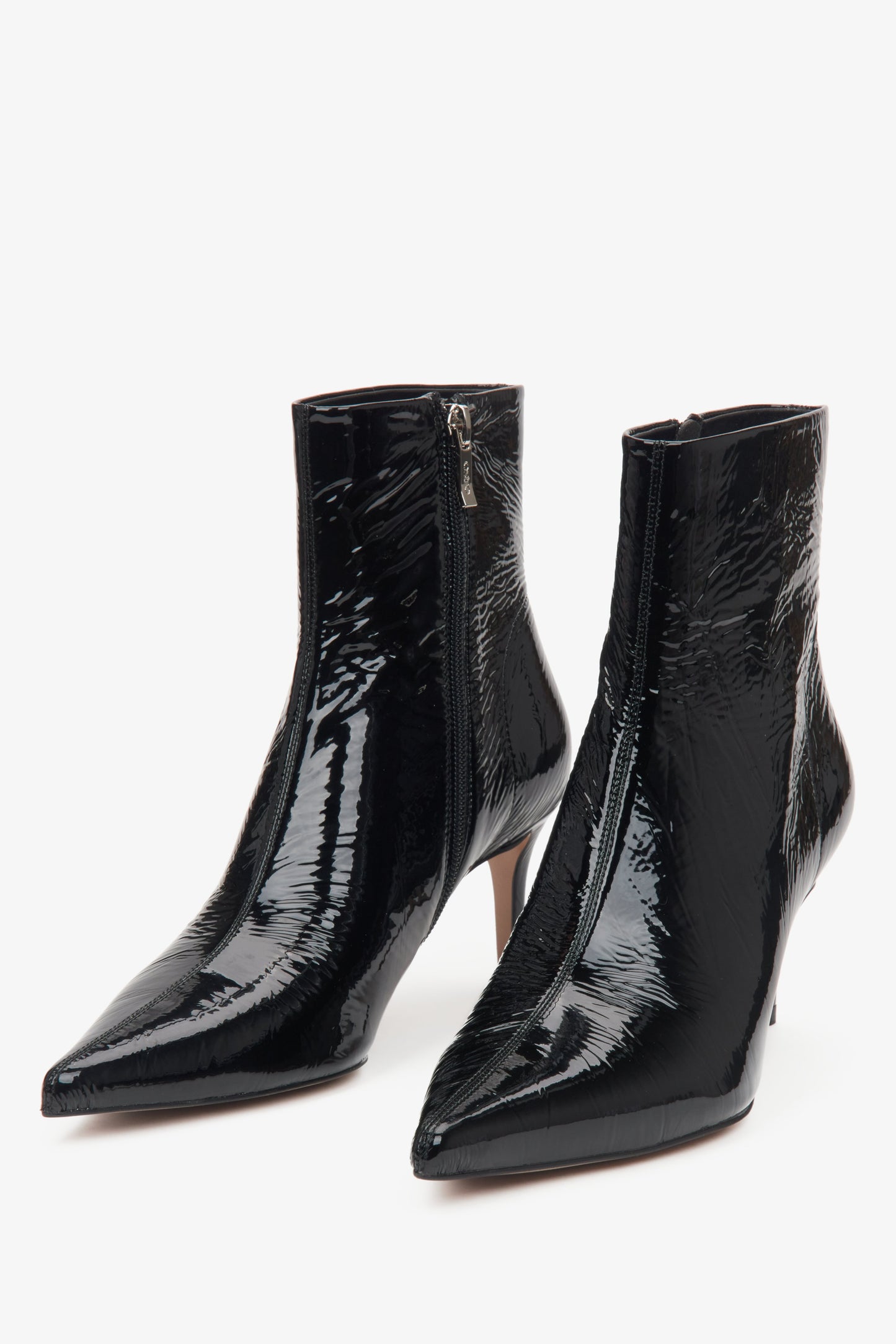 Damen-Lacklederstiefeletten in Schwarz auf Stilettoabsatz von Estro – Nahaufnahme der Schuhspitze.