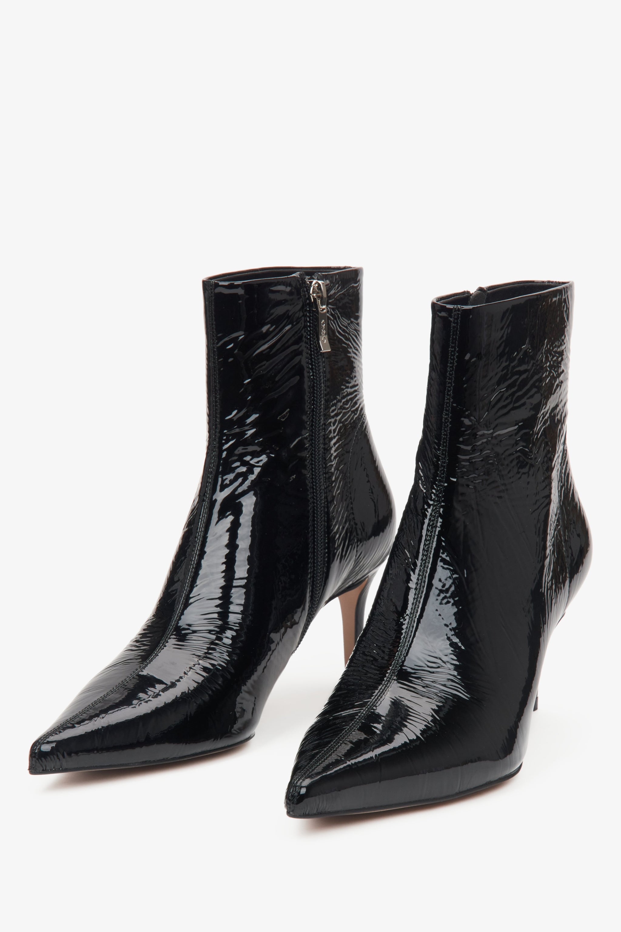 Damen-Lacklederstiefeletten in Schwarz auf Stilettoabsatz von Estro – Nahaufnahme der Schuhspitze.