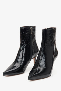 Damen-Lacklederstiefeletten in Schwarz auf Stilettoabsatz von Estro – Nahaufnahme der Schuhspitze.