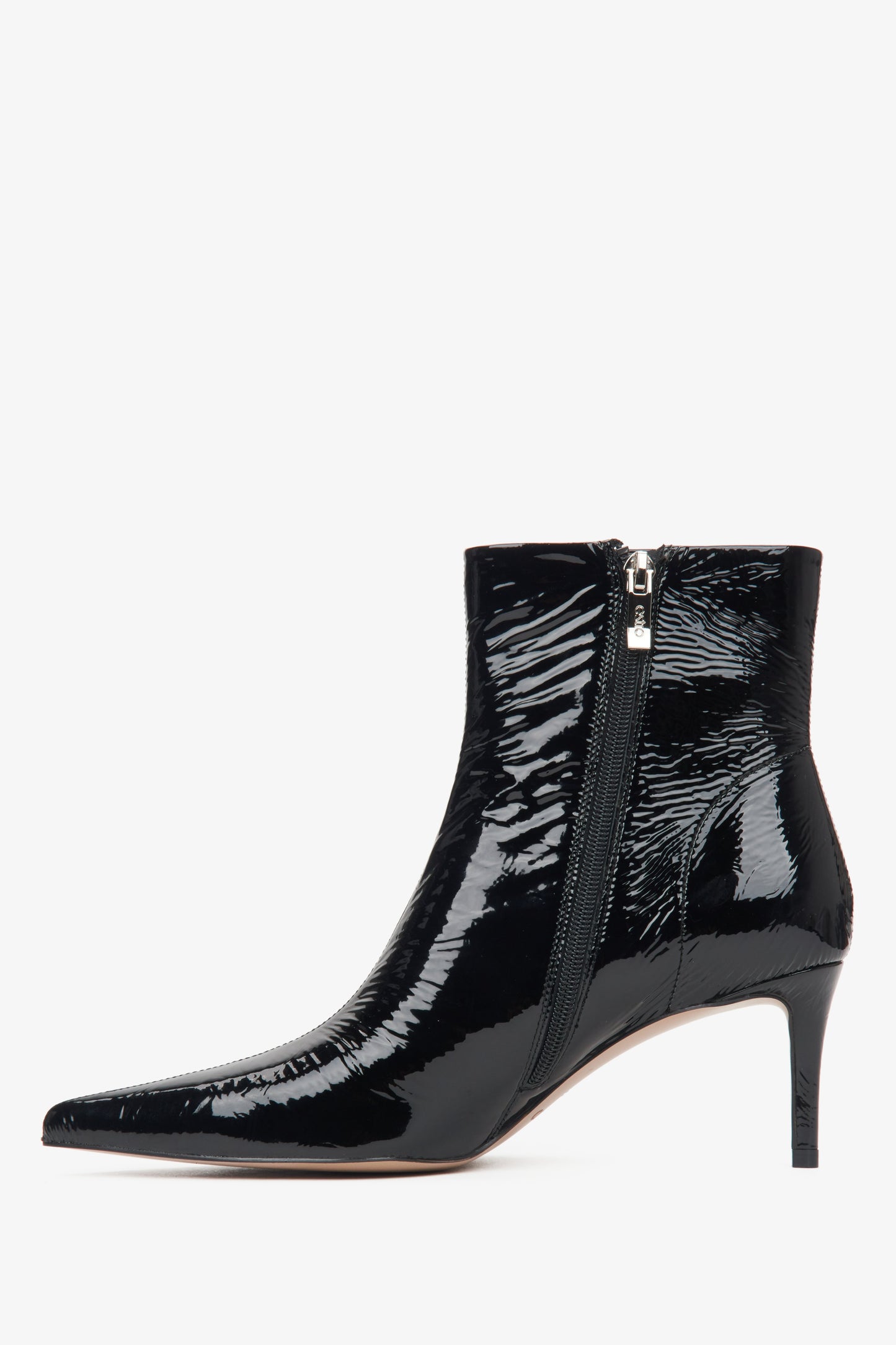 Damen-Lederstiefeletten in Schwarz auf Stilettoabsatz von Estro – Seitenprofil des Schuhs.