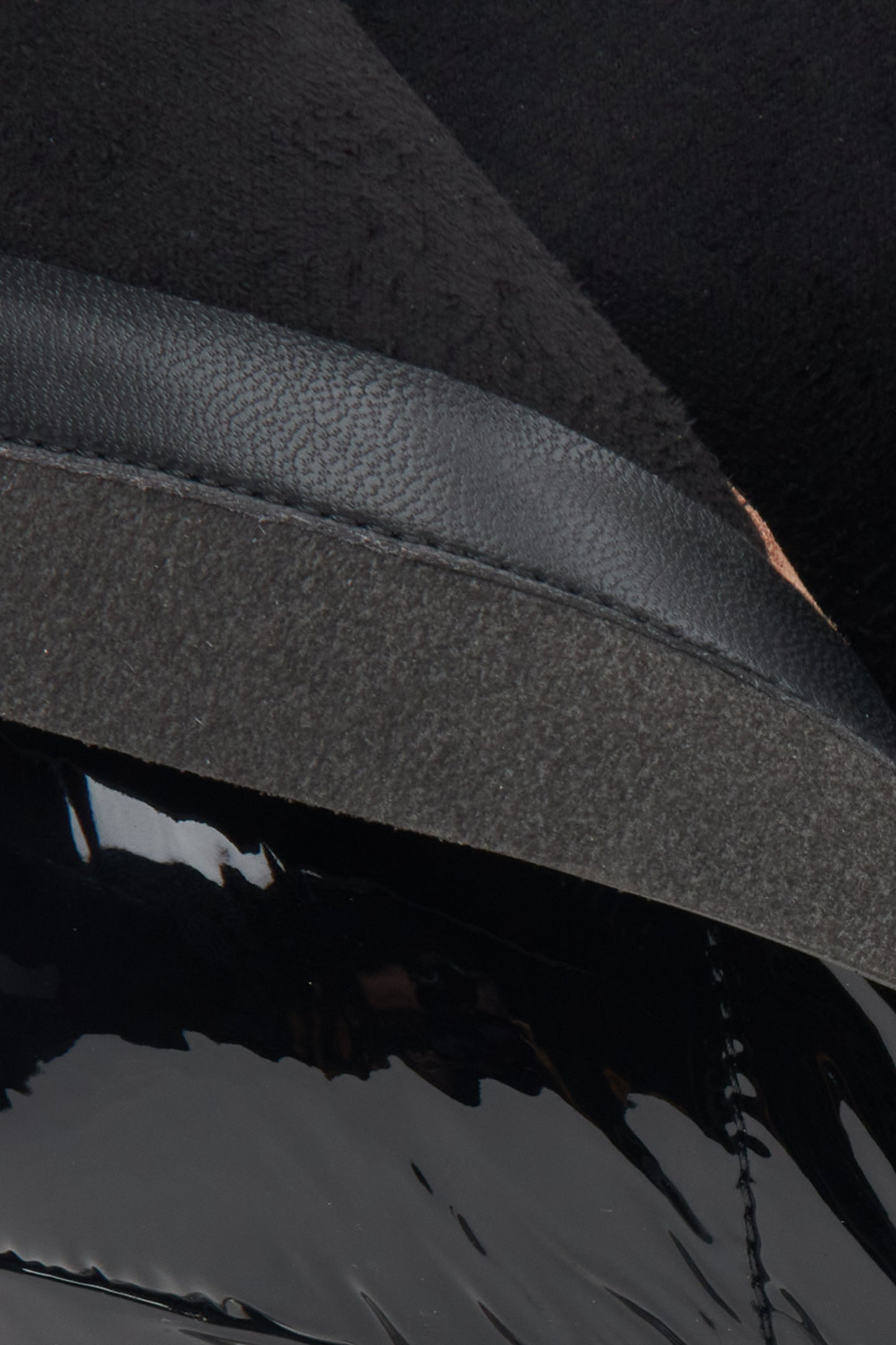 Damen-Lederstiefeletten in Schwarz auf Stilettoabsatz von Estro – Nahaufnahme des Innenraums.