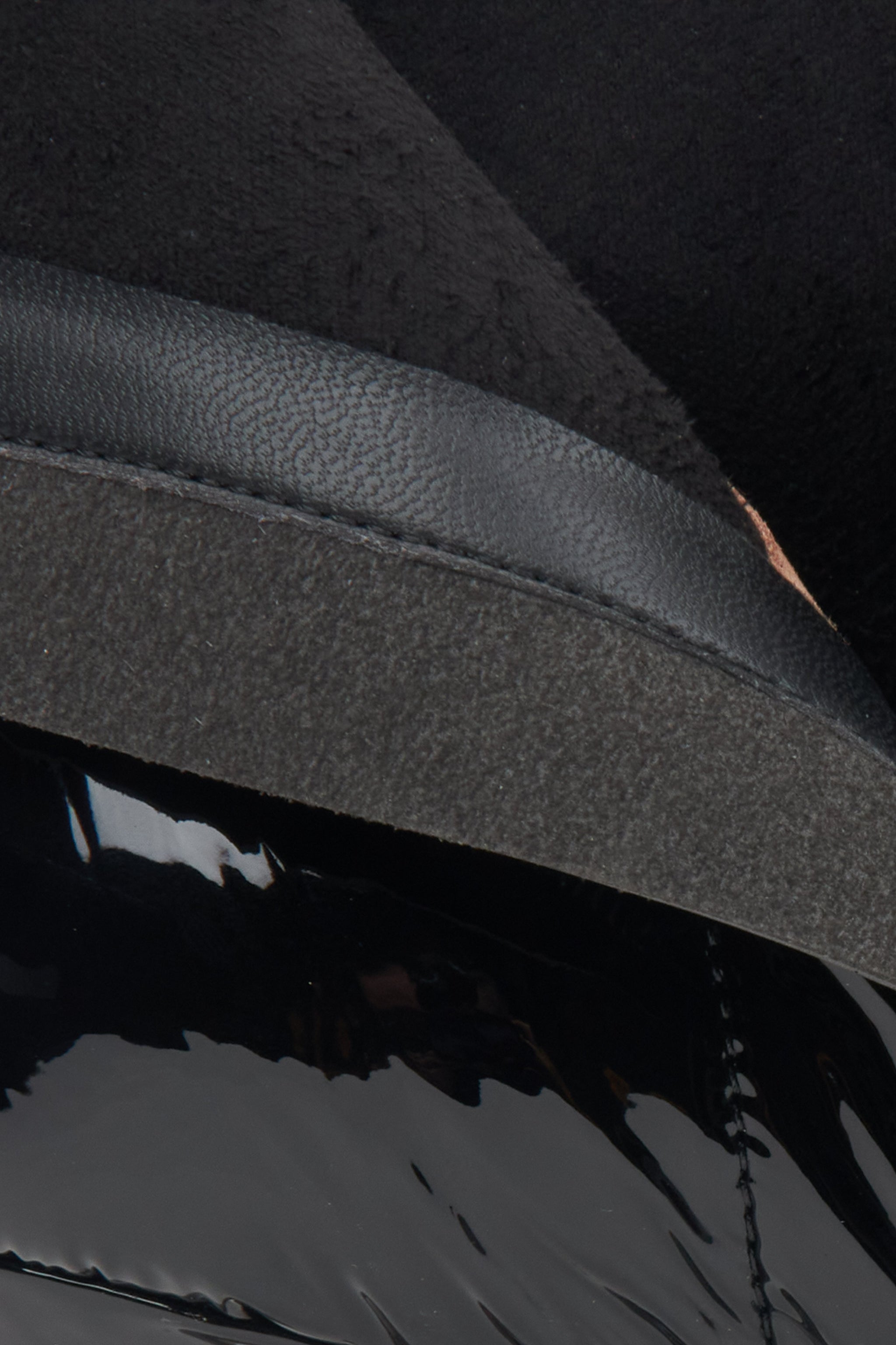 Damen-Lederstiefeletten in Schwarz auf Stilettoabsatz von Estro – Nahaufnahme des Innenraums.