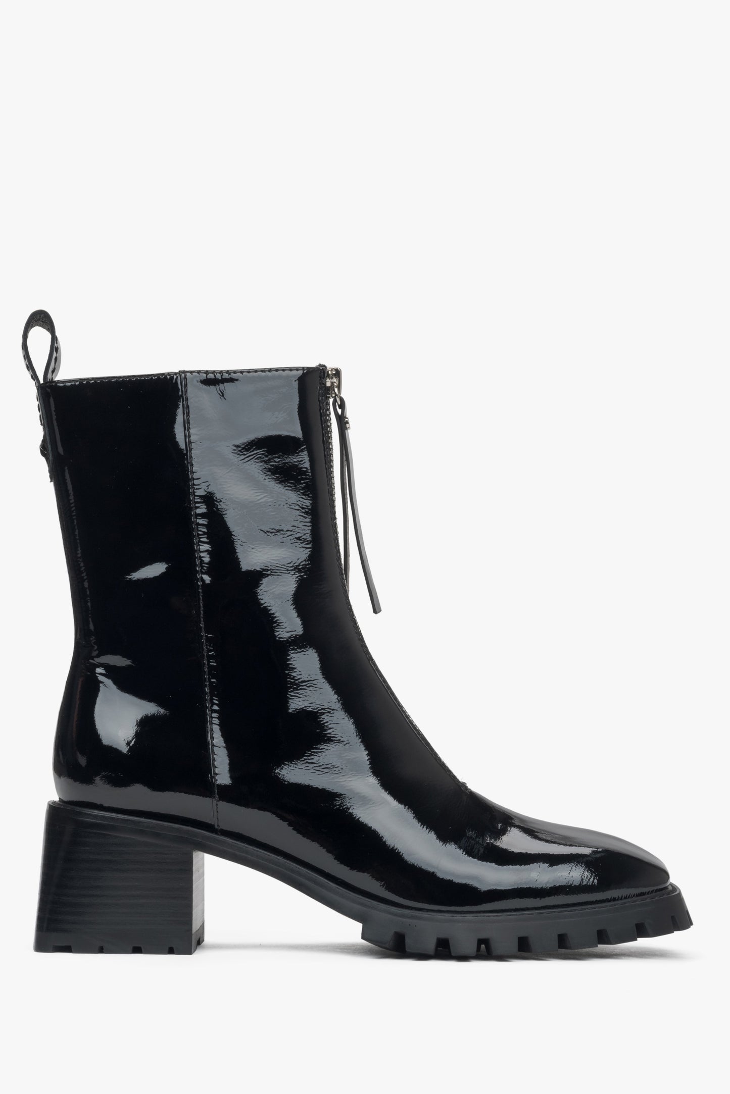 Schwarze Damen-Stiefelette aus Lackleder mit flachem Absatz Estro ER00115898.