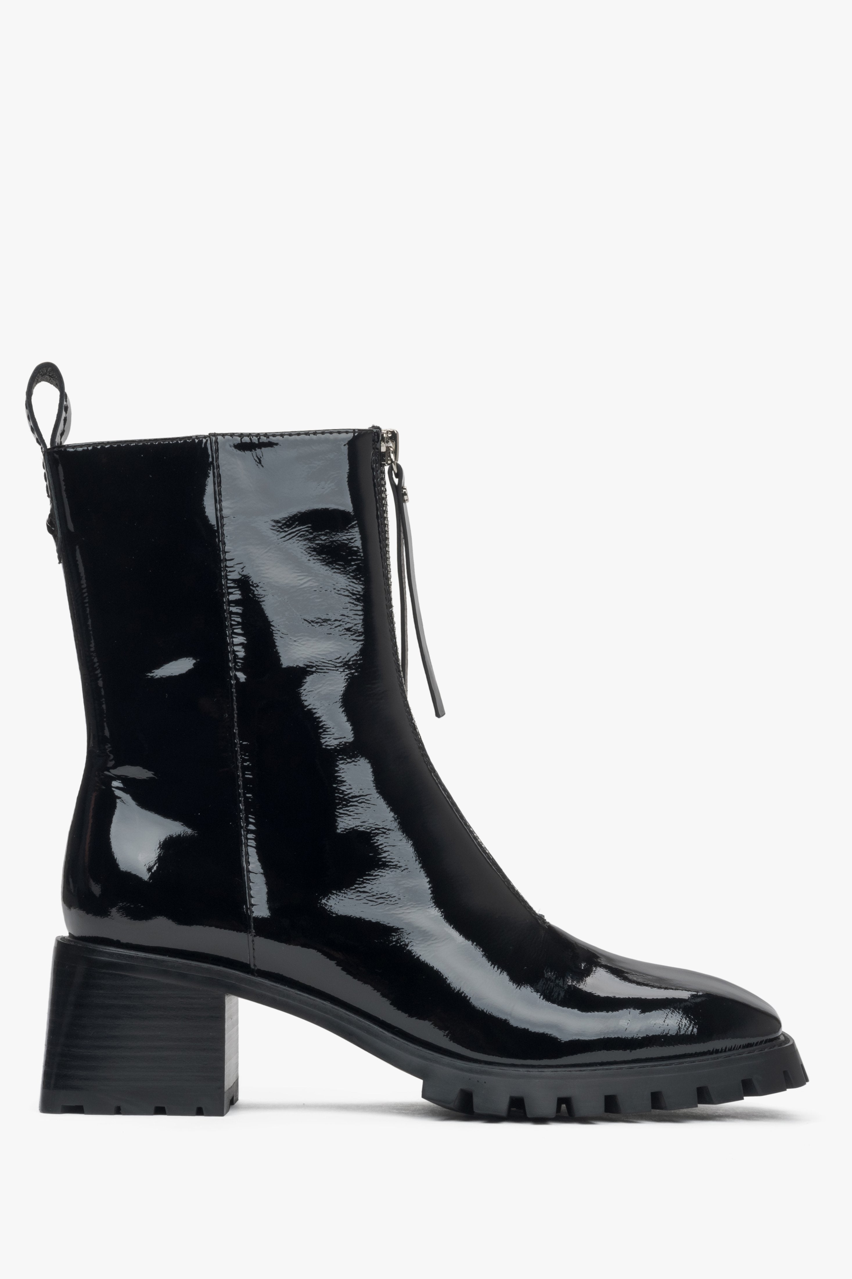 Schwarze Damen-Stiefelette aus Lackleder mit flachem Absatz Estro ER00115898.