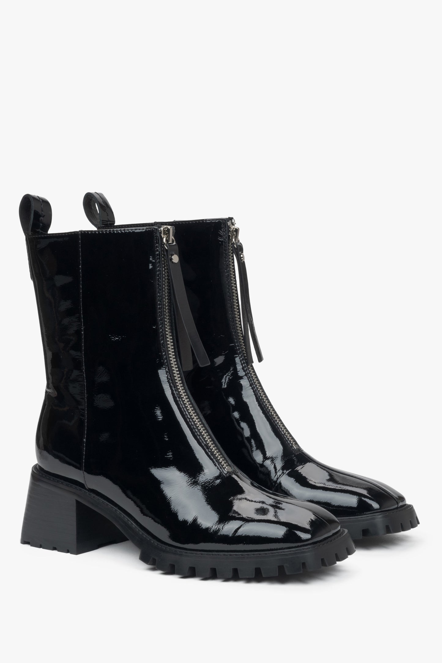 Elegante Damen-Stiefeletten in Schwarz aus echtem Lackleder mit niedrigem Absatz von Estro – Nahaufnahme der Schuhspitze und der Seitenlinie.