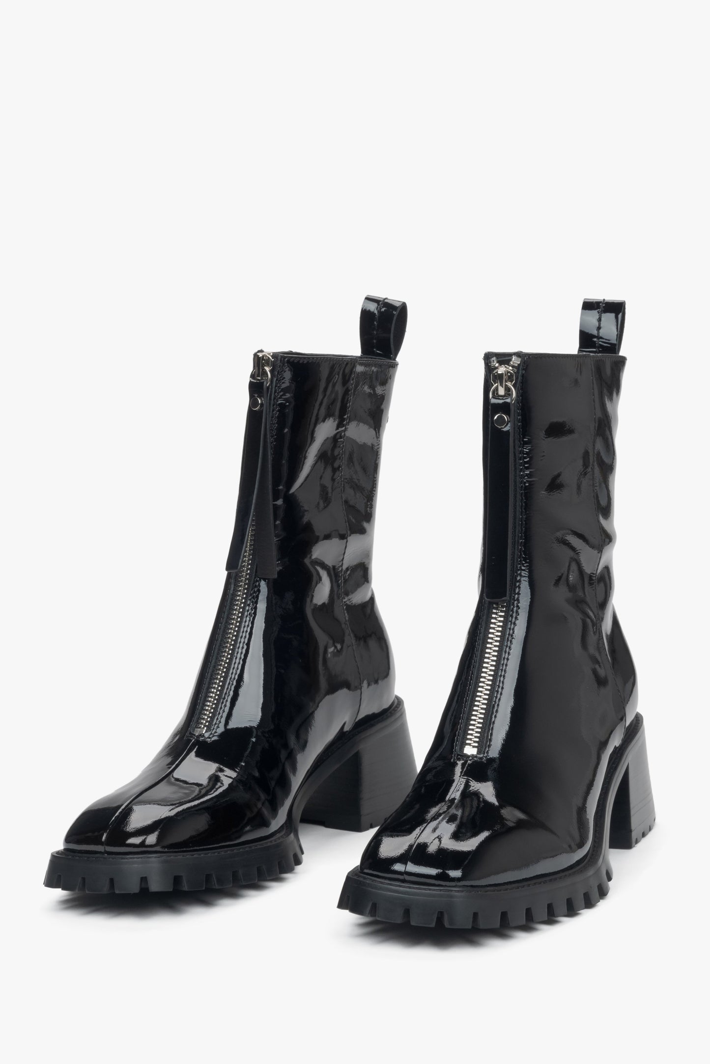 Damen-Stiefeletten in Schwarz mit niedrigem Absatz aus echtem Lackleder von Estro – Vorderansicht der Schuhe.