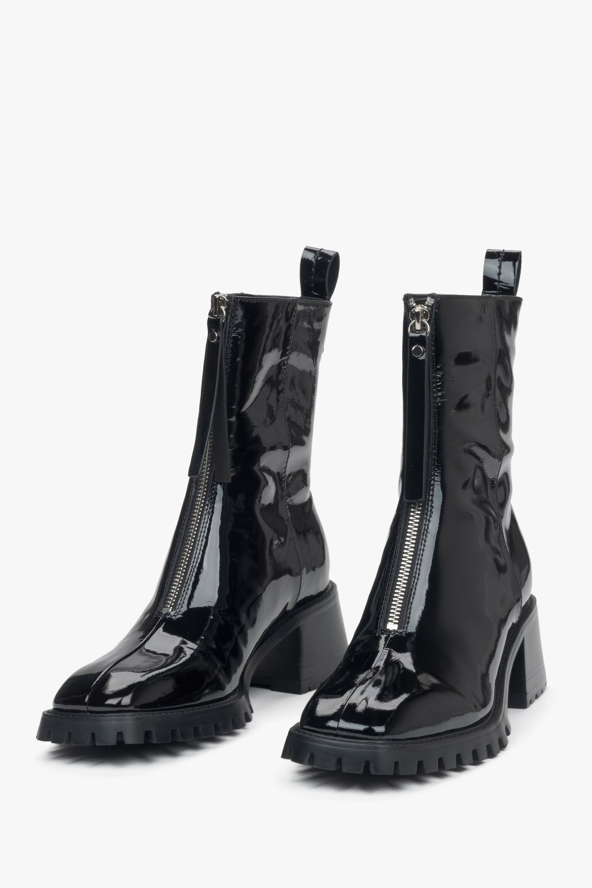 Damen-Stiefeletten in Schwarz mit niedrigem Absatz aus echtem Lackleder von Estro – Vorderansicht der Schuhe.