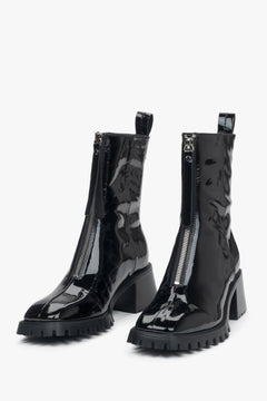 Damen-Stiefeletten in Schwarz mit niedrigem Absatz aus echtem Lackleder von Estro – Vorderansicht der Schuhe.
