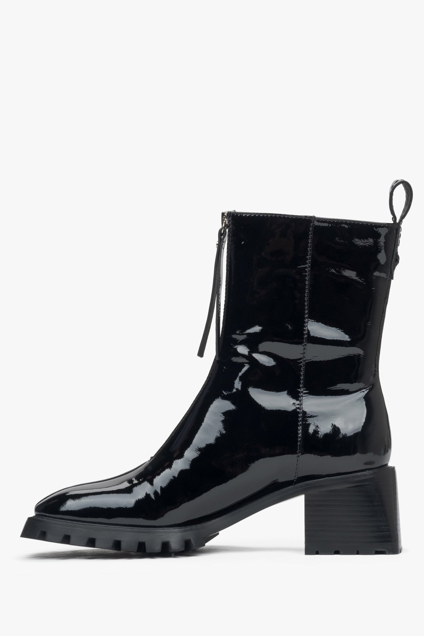 Stilvolle Damen-Stiefeletten in Schwarz aus echtem Lackleder mit niedrigem Absatz – Seitenansicht des Schuhs.
