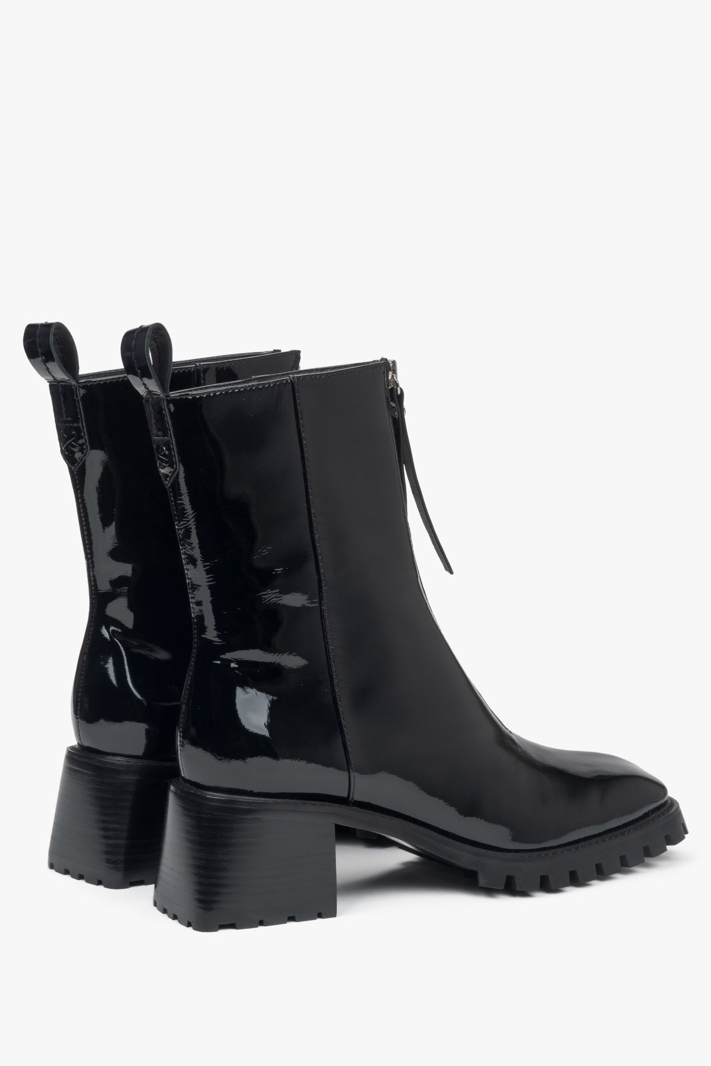 Damen-Stiefeletten in Schwarz aus echtem Lackleder mit niedrigem Absatz von Estro – Nahaufnahme des Absatzes und der Seitenlinie der Schuhe.
