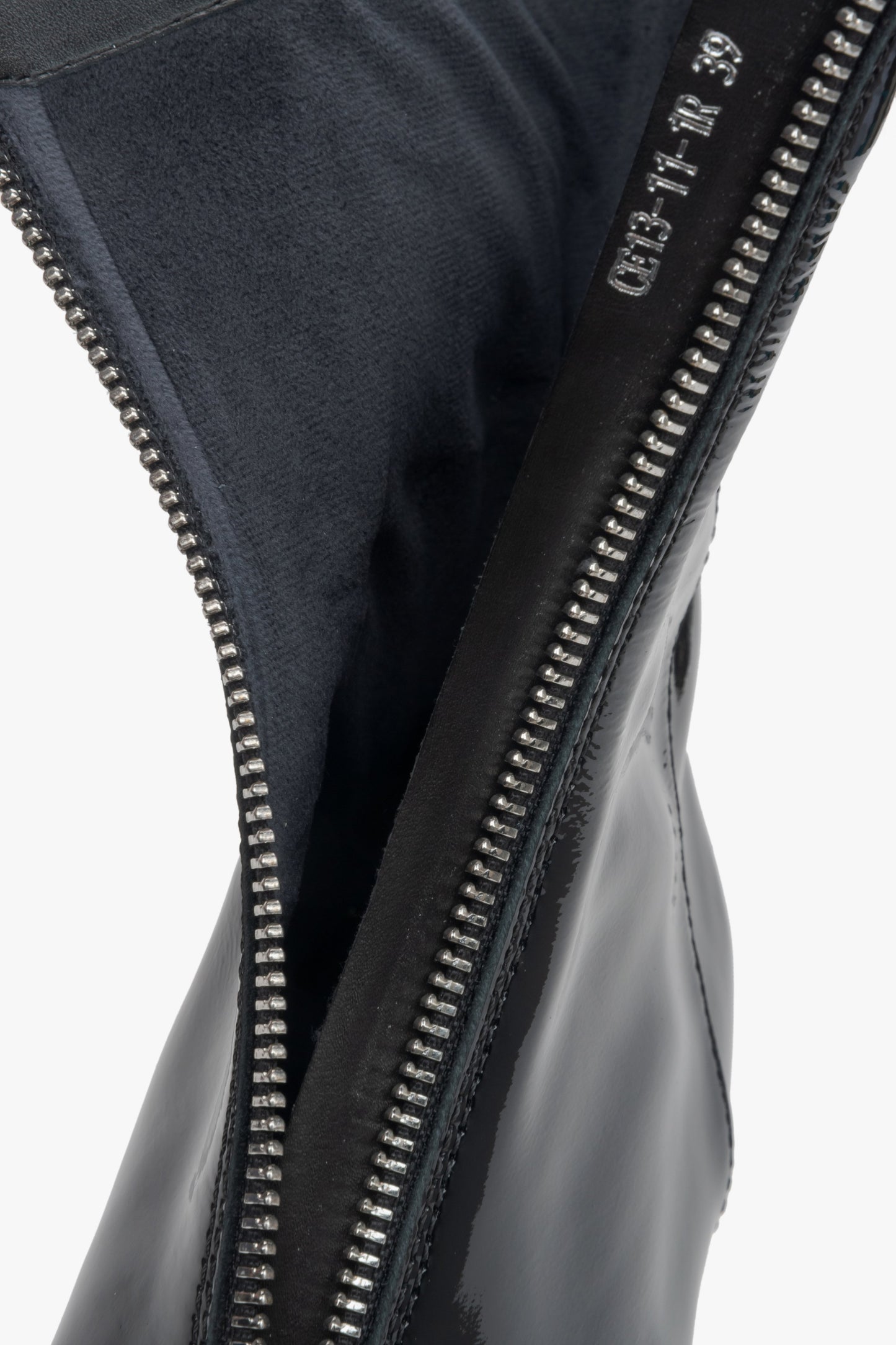 Elegante Damen-Stiefeletten in Schwarz aus echtem Lackleder mit niedrigem Absatz von Estro – Nahaufnahme der Details.