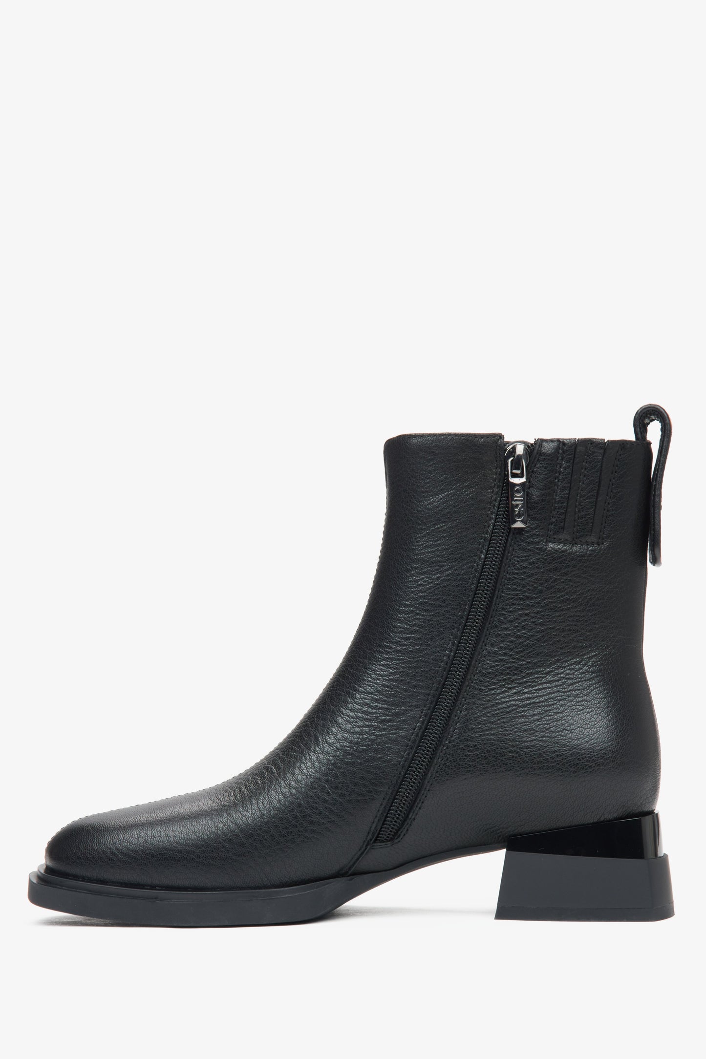 Damen-Stiefeletten aus schwarzem Leder von Estro – Seitenprofil.