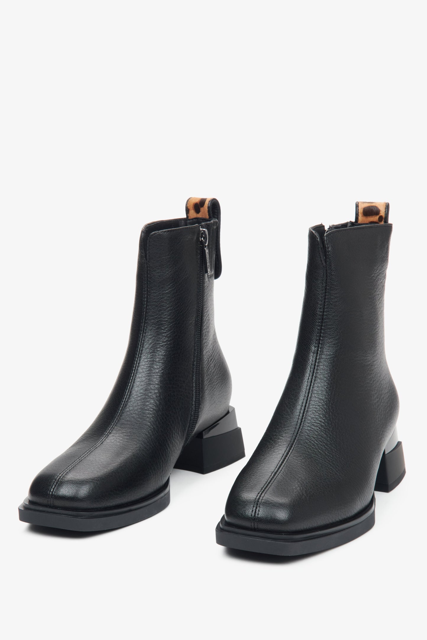 Damen-Lederstiefeletten mit Absatz von Estro – Vorderansicht des Modells.