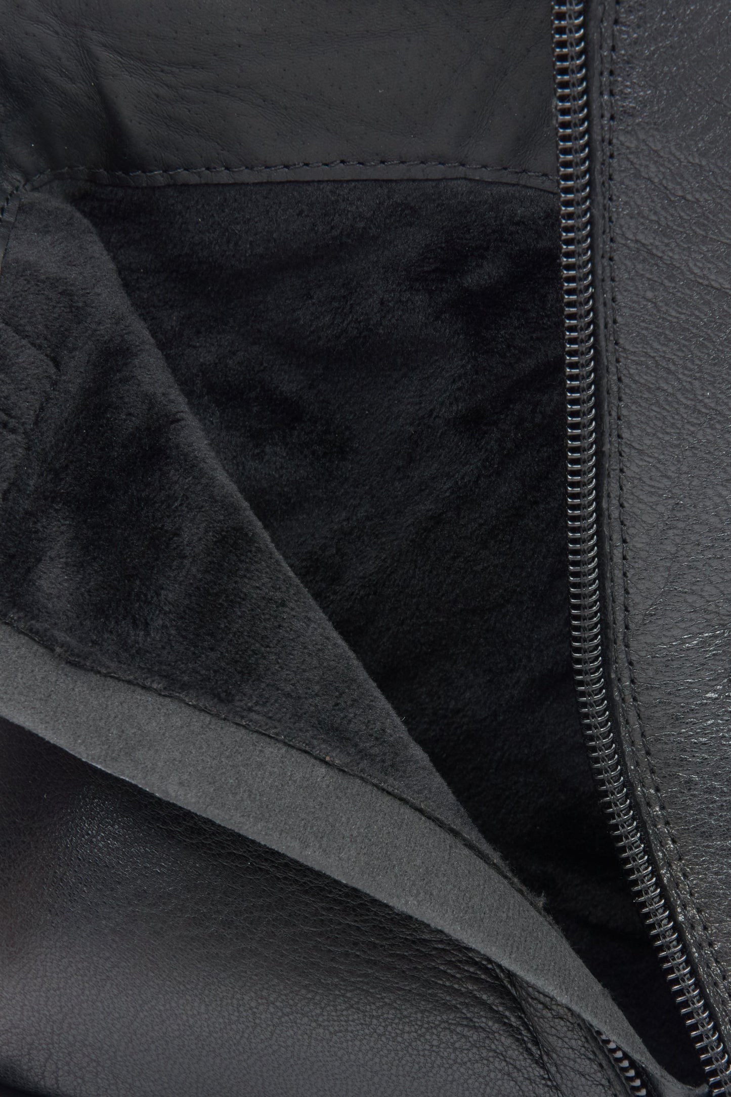 Schwarze Damen-Lederstiefeletten – Nahaufnahme des gefütterten Innenraums.