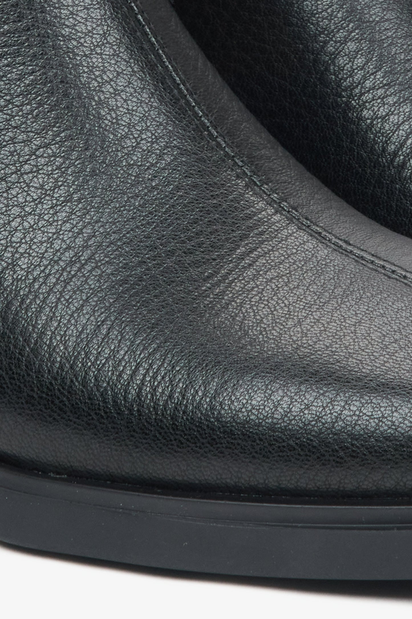 Schwarze Damen-Lederstiefeletten – Nahaufnahme der Lederstruktur.